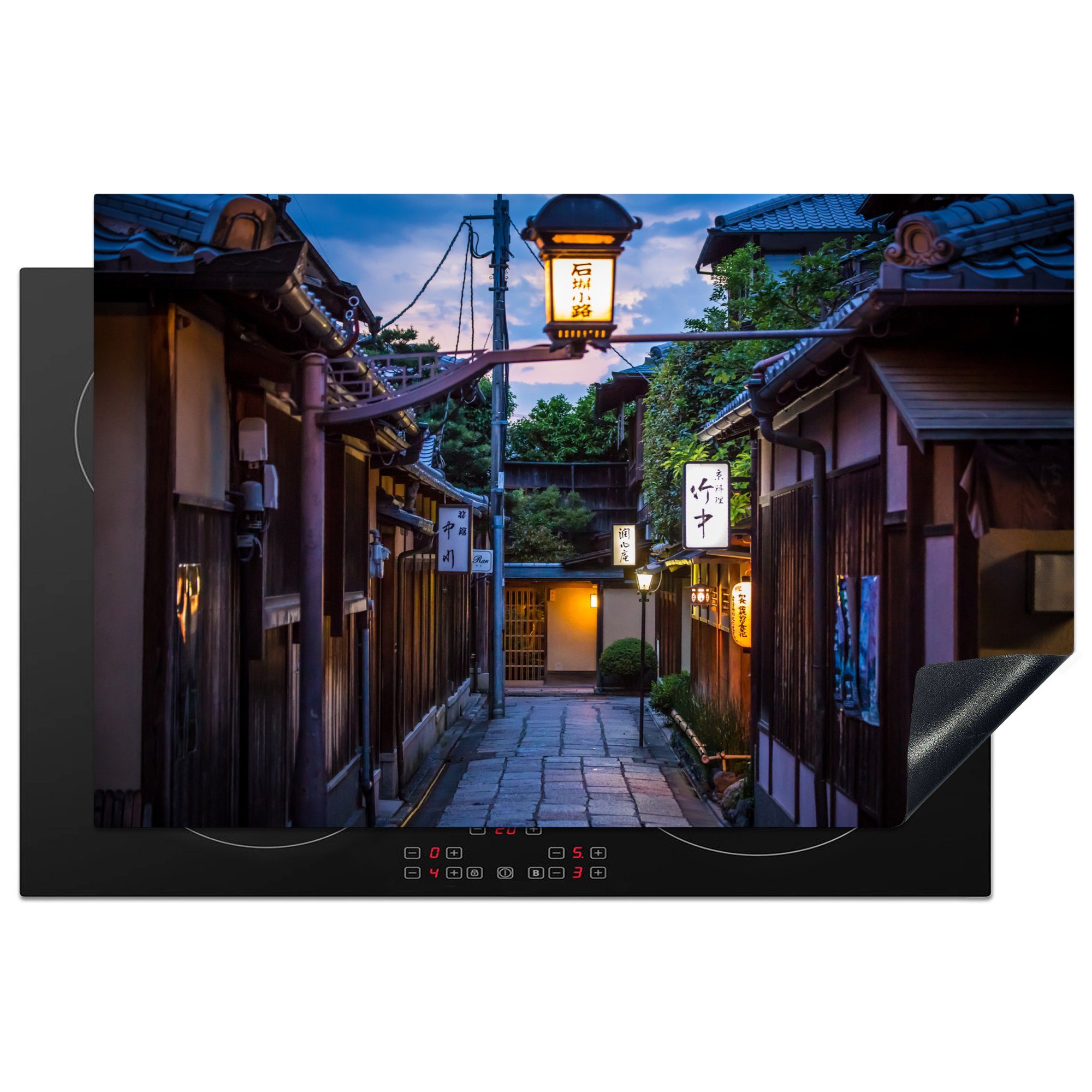 MuchoWow Herdblende-/Abdeckplatte Ein traditioneller Baum hinter den Straßen bei Gion in Japan, Vinyl, (1 tlg), 81x52 cm, Induktionskochfeld Schutz für die küche, Ceranfeldabdeckung
