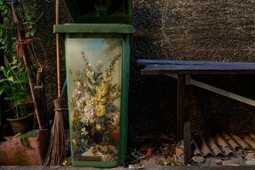 MuchoWow Wandsticker Große Vase mit Blumen - Alte Meister - Malerei (1 St), Mülleimer-aufkleber, Mülltonne, Sticker, Container, Abfalbehälter