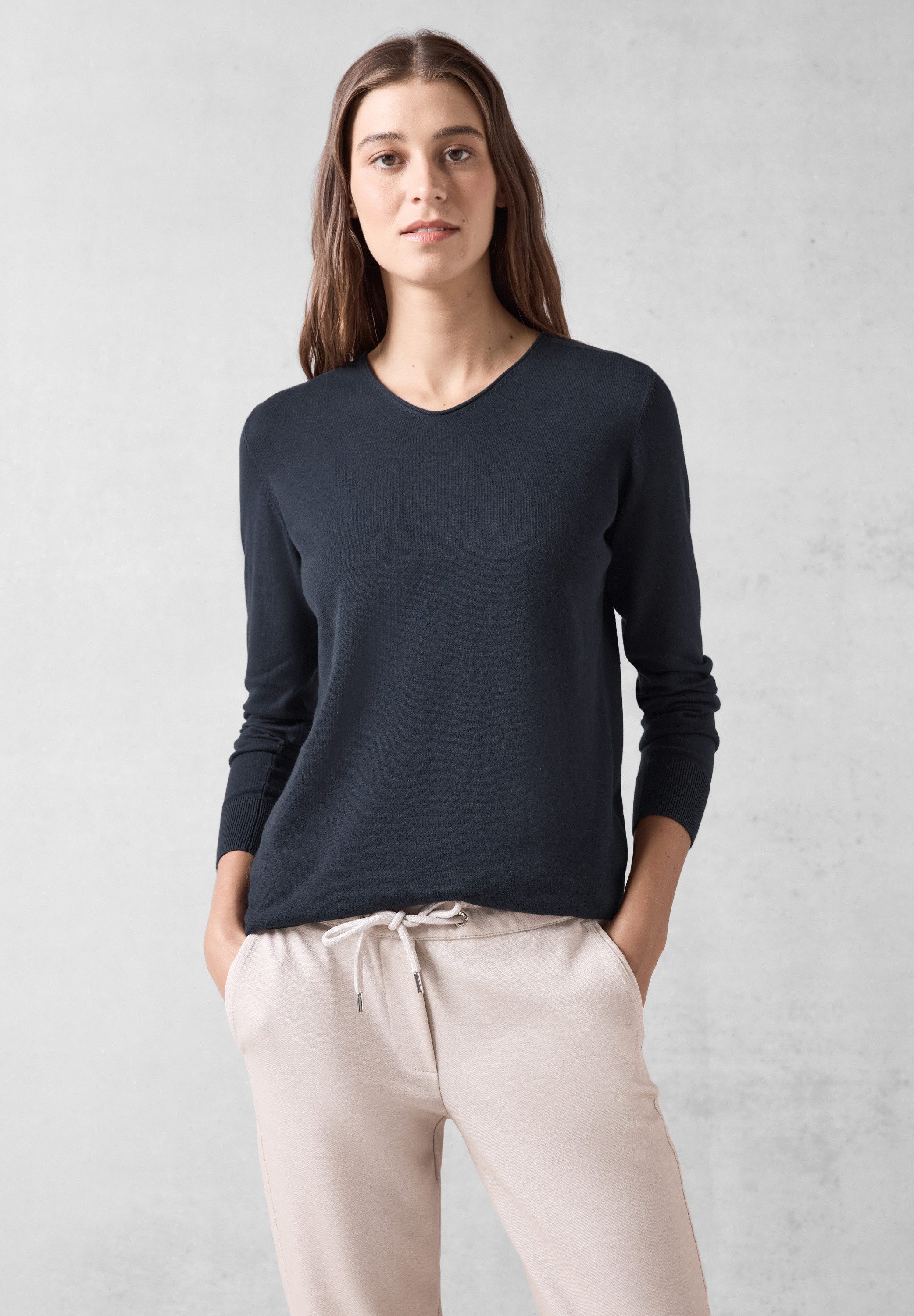 V-Ausschnitt-Pullover