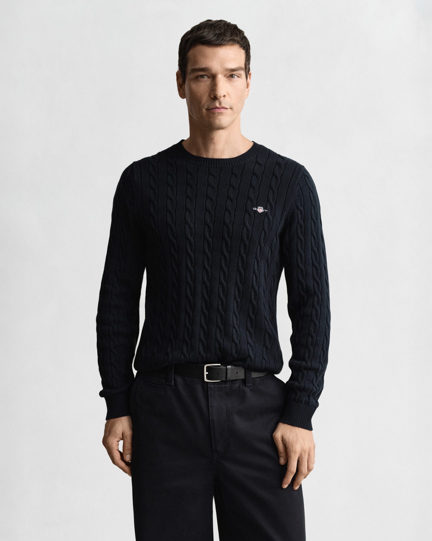 Gant Strickpullover COTTON CABLE C-NECK mit Wappen-Logostickerei auf der Brust
