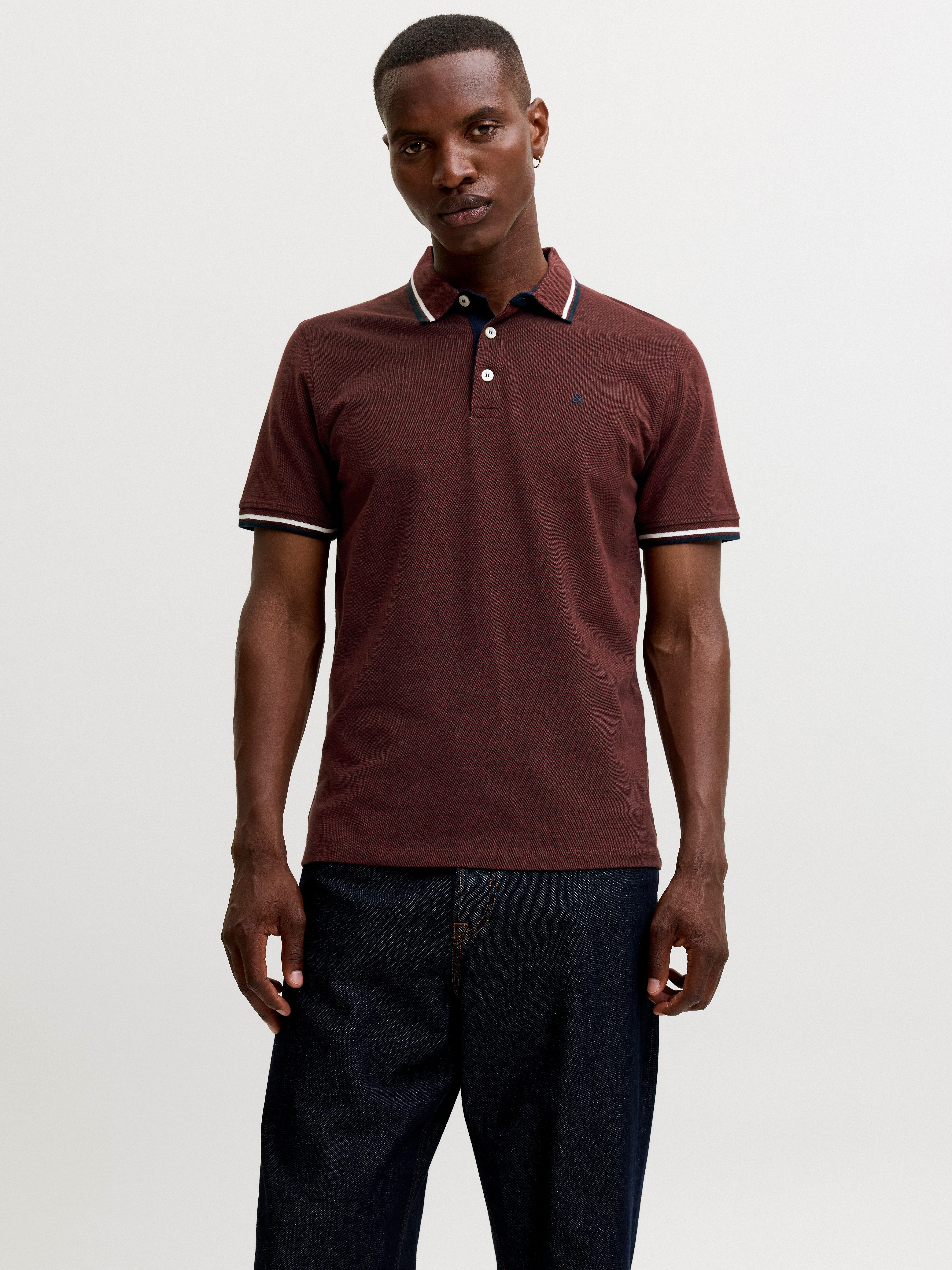 Jack & Jones Poloshirt JJEPAULOS Poloshirt mit klassischem Kragen und figurbetonter Form Logostickerei, modisch, schmal, Baumwolle, Polokragen