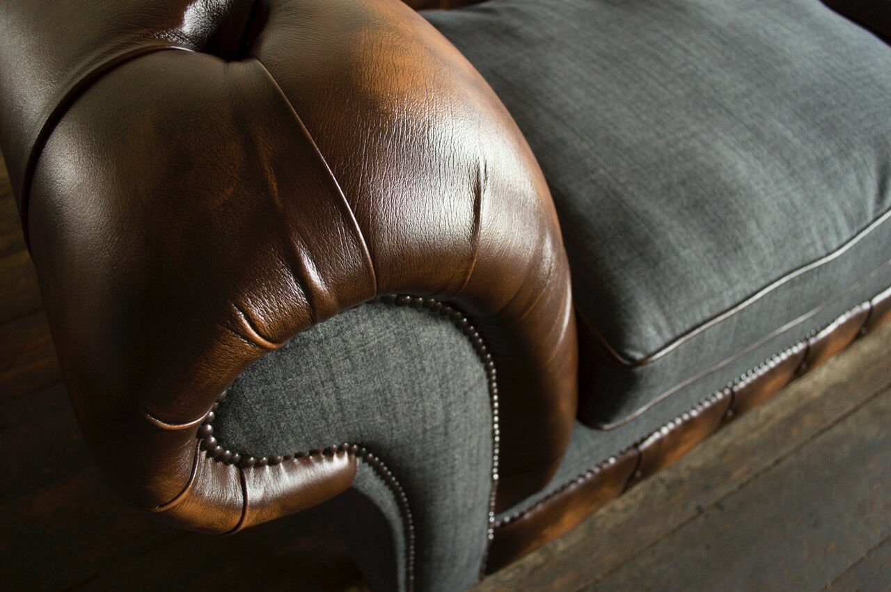 JVmoebel Chesterfield-Sofa Chesterfield Klassische Braun Die Textil mit Polster, Rückenlehne Sitz Leder Knöpfen. Sofa Couch