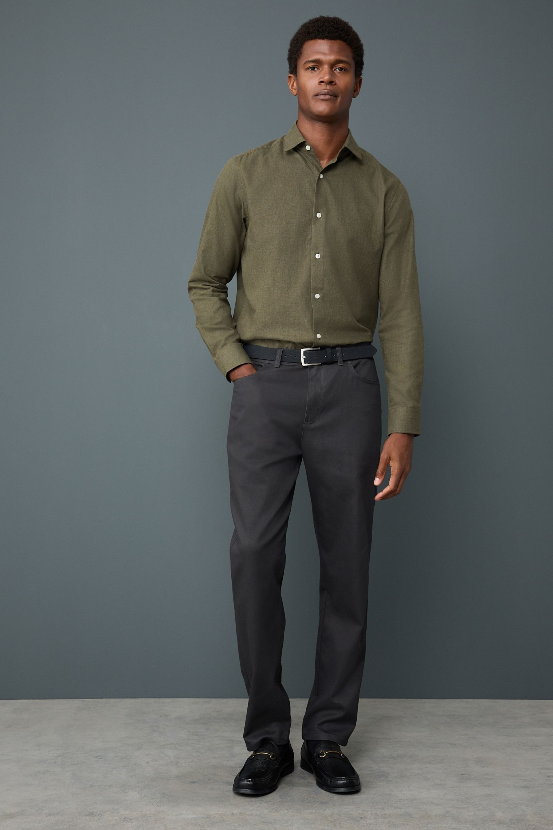 Next Chinohose Edle angeraute Straight Fit Chinohose mit Gürtel (1-tlg)