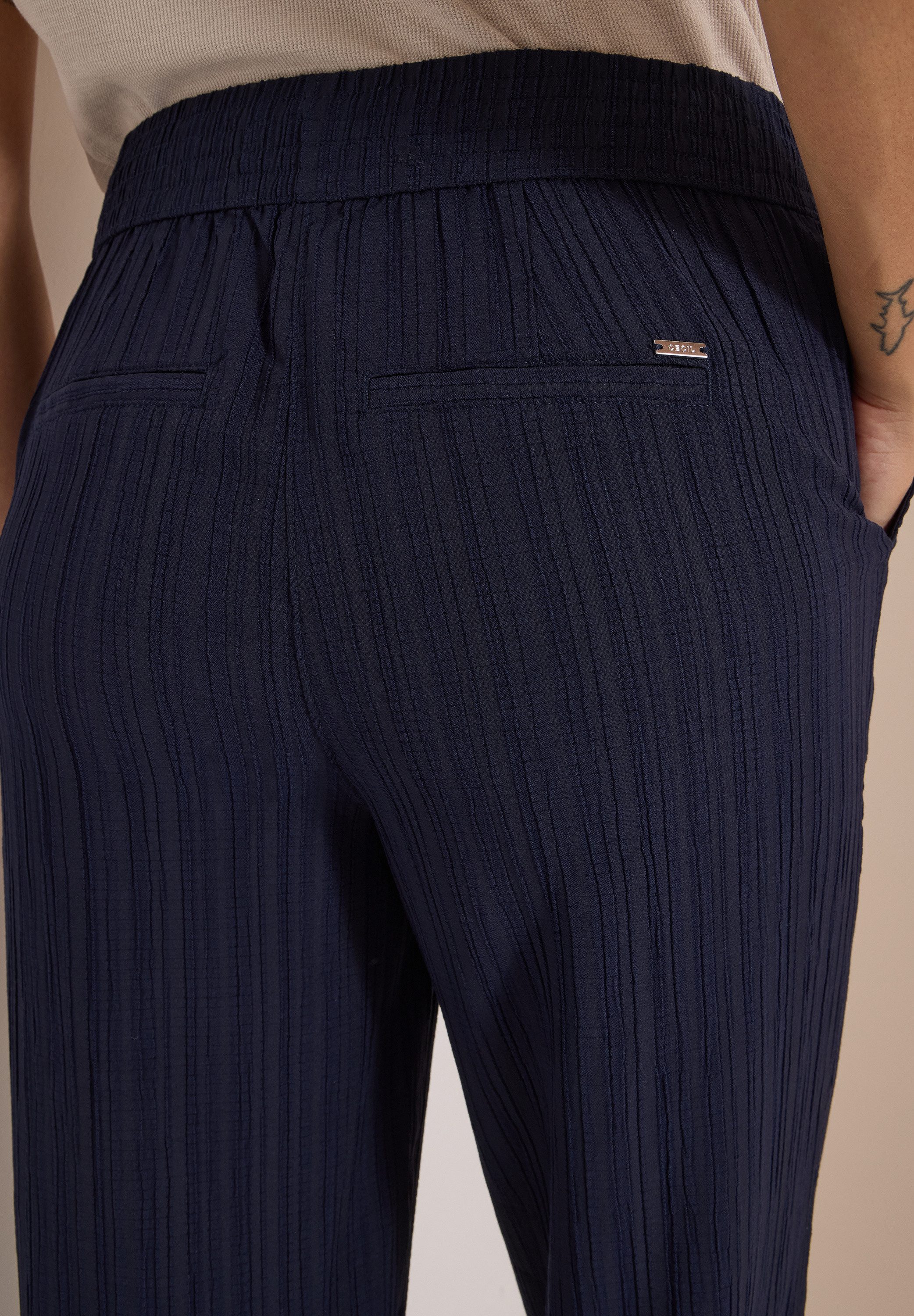 CECIL Stoffhose Style Neele Sommerhose im Loose Fit mit Struktur-Streifen – Bild 5 von 5