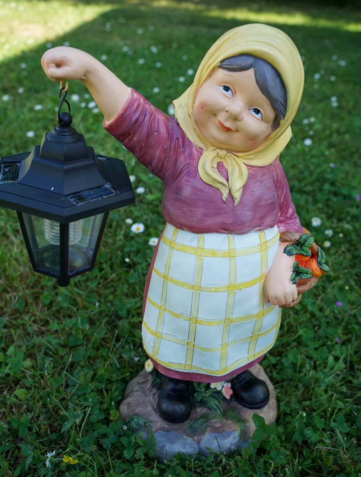 Edeltraud 38 cm Oma mit und Dame Solarlaterne Korb Kremers Garten Figur Gartenfigur Gartenfigur Schatzkiste Ältere