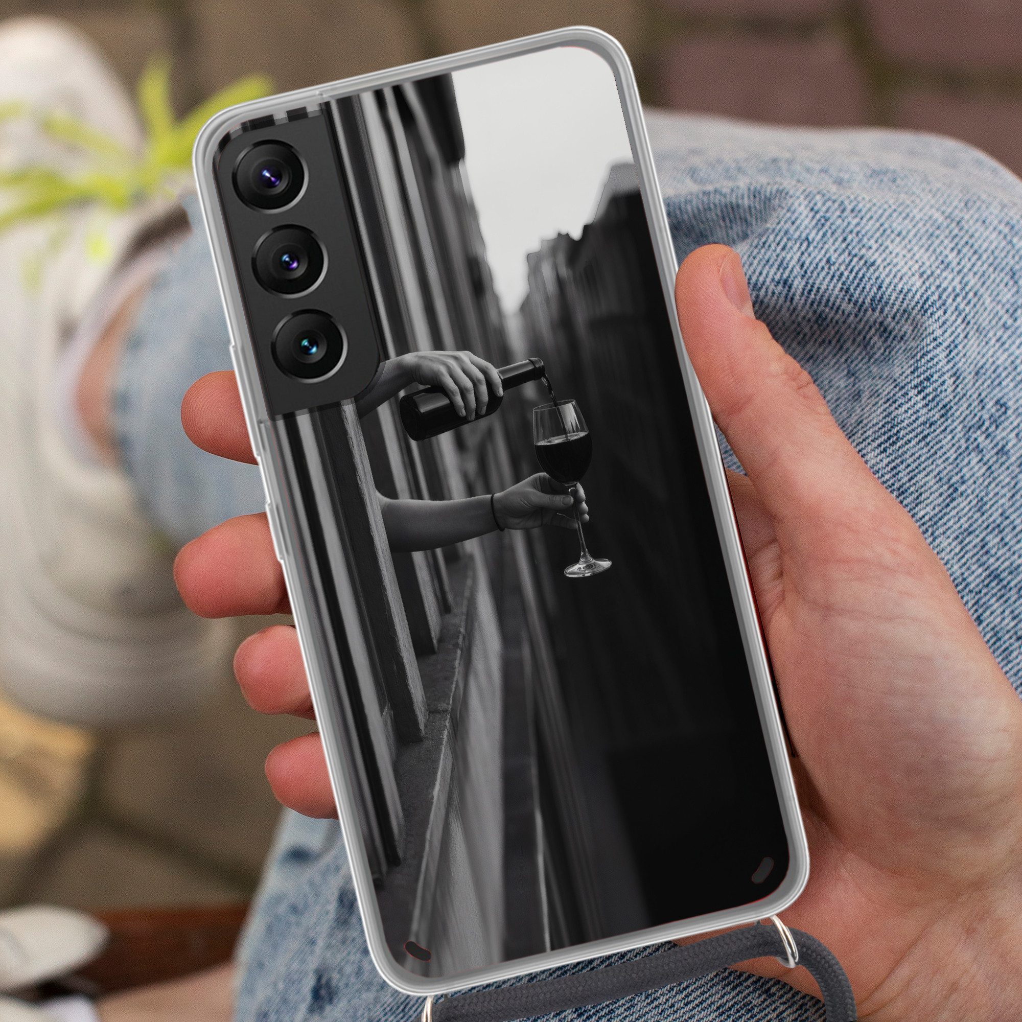 MuchoWow Handyhülle für Samsung Galaxy S22 Weinflasche - Glas - Hände - Fenster, Tragbare Handyhüllen mit Kette zum umhängen, Handykette Handyband