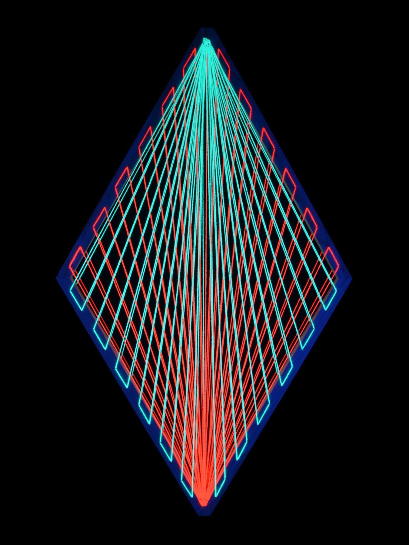 PSYWORK Dekoobjekt Gradient Colors StringArt "Neon Raute Schwarzlicht UV-aktiv, leuchtet 3D Schwarzlicht II", 88x53cm, unter