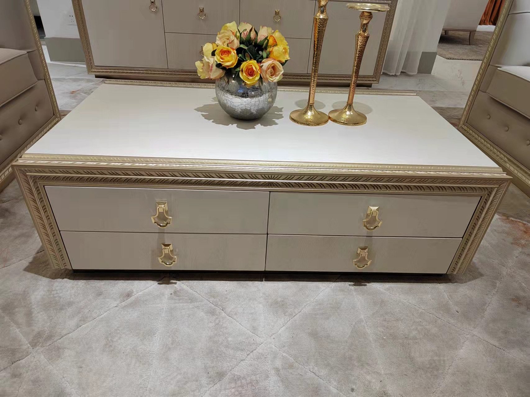 JVmoebel Couchtisch Eleganter italienischer Holztisch mit kunstvollen Schnitzereien, Made in Europa