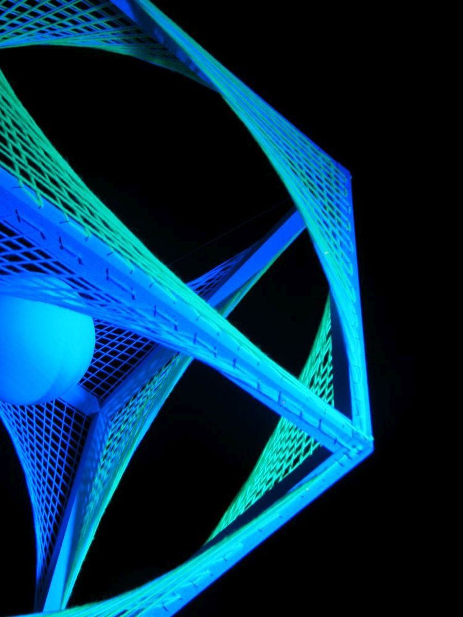 PSYWORK Dekoobjekt Schwarzlicht 3D StringArt Fadendeko Würfel "Blue Sky", 55cm, UV-aktiv, leuchtet unter Schwarzlicht