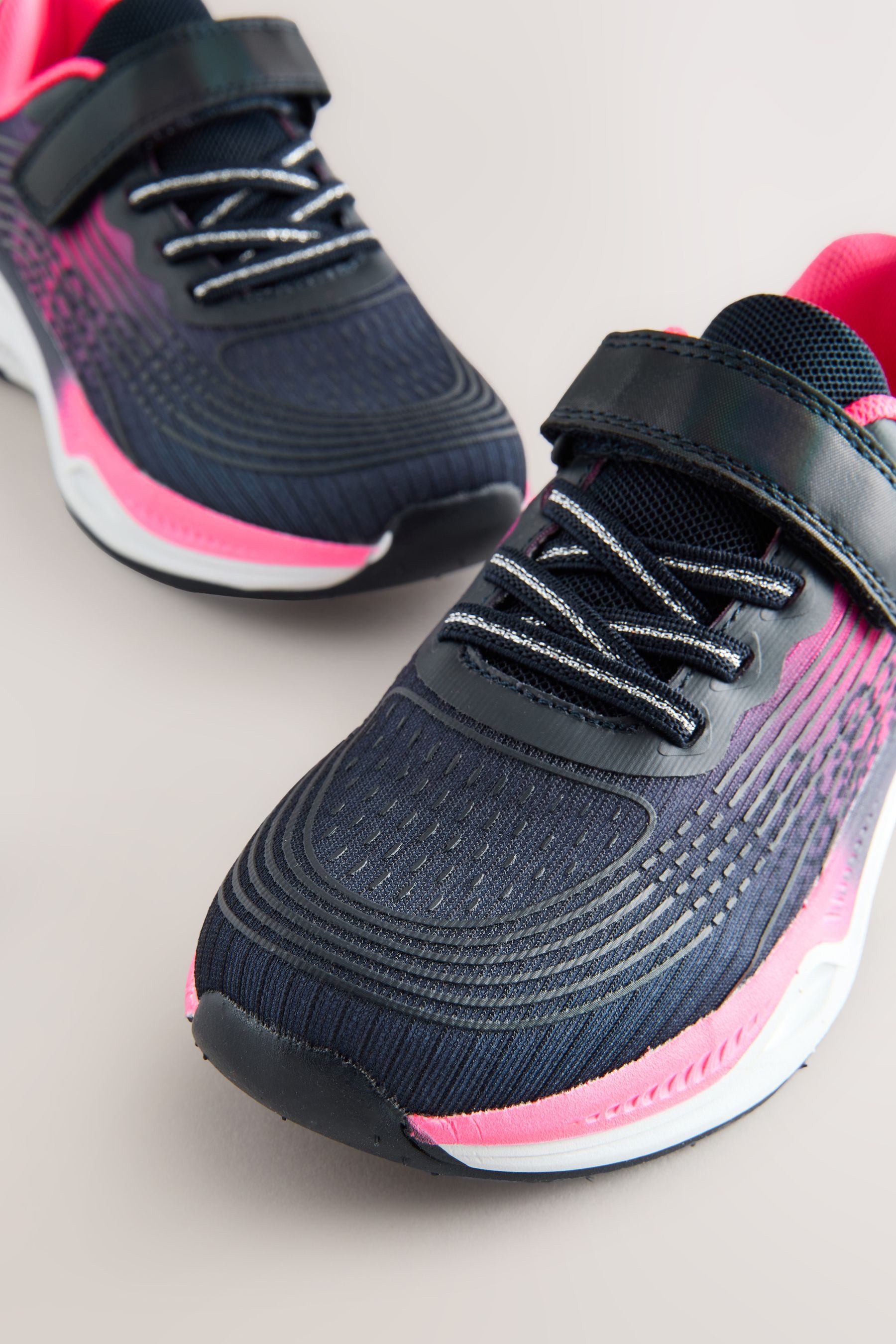 Next Schulturnschuhe mit elastischen Schnürsenkeln Sneaker (1-tlg)