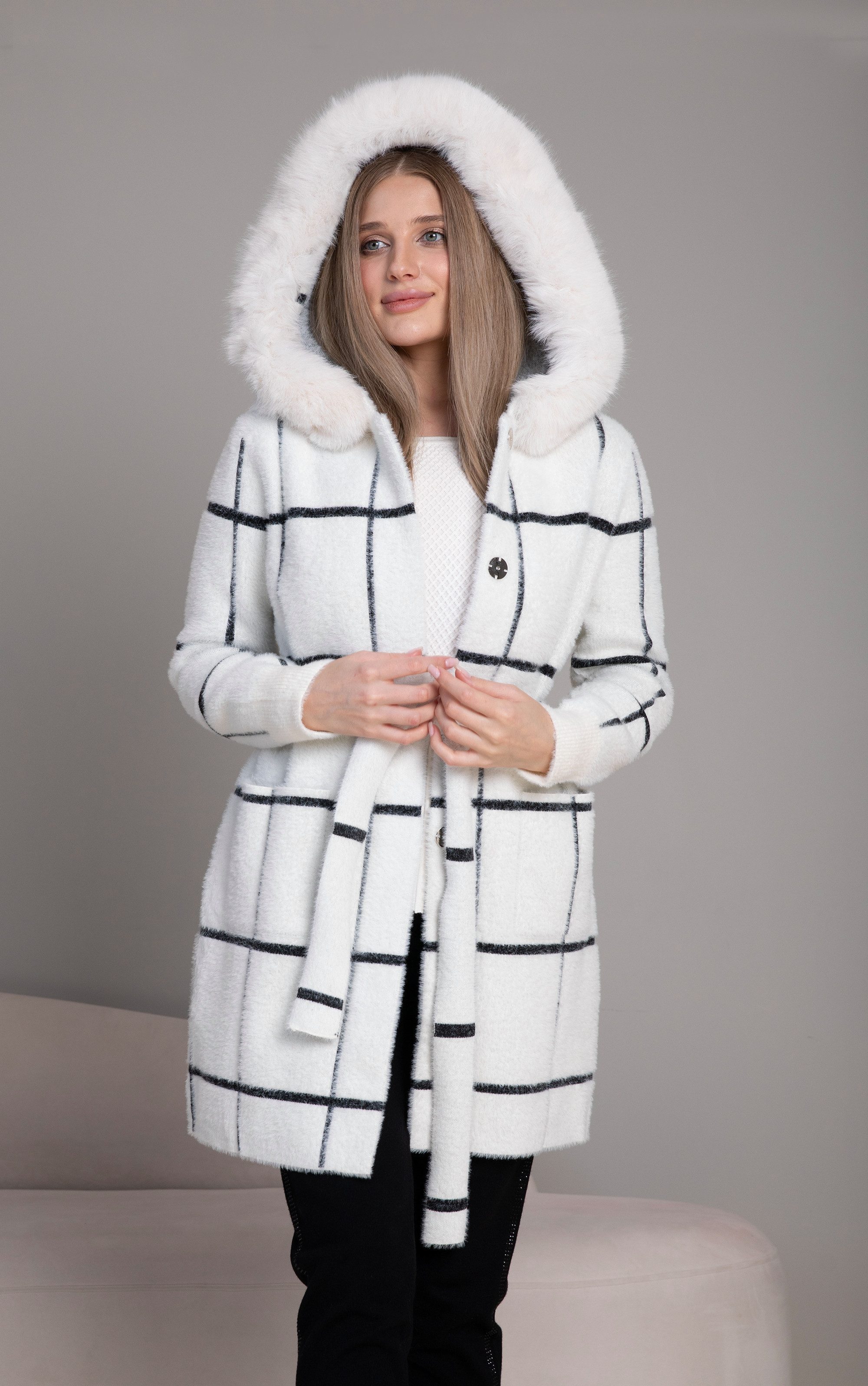 Passioni Strickmantel in Ecru mit Kapuze und Pelzbesatz