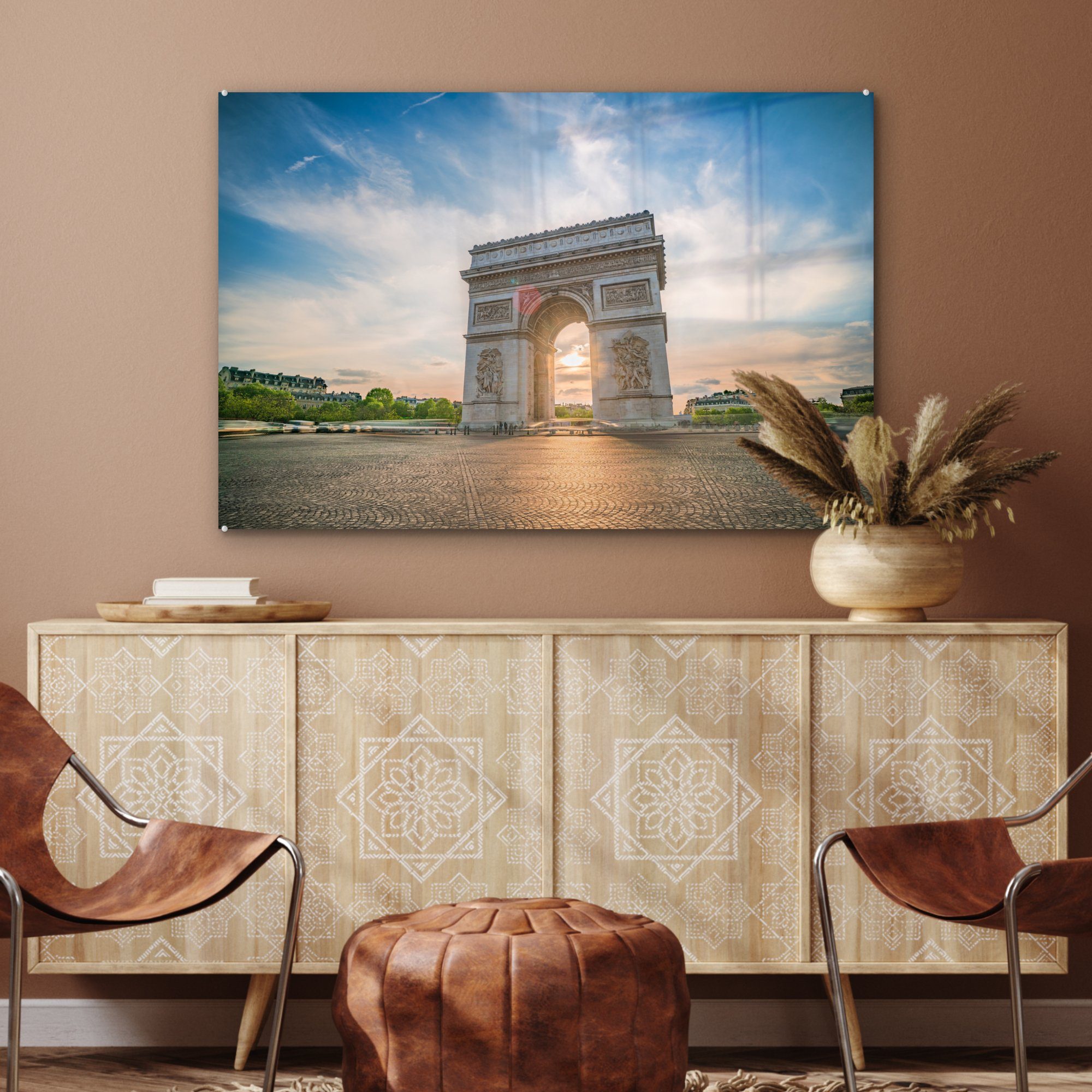 & Acrylglasbilder bei, Schlafzimmer den Wohnzimmer Triumphbogen Blick MuchoWow schönen St), in einem Wolkenfeld Acrylglasbild mit (1 auf Paris