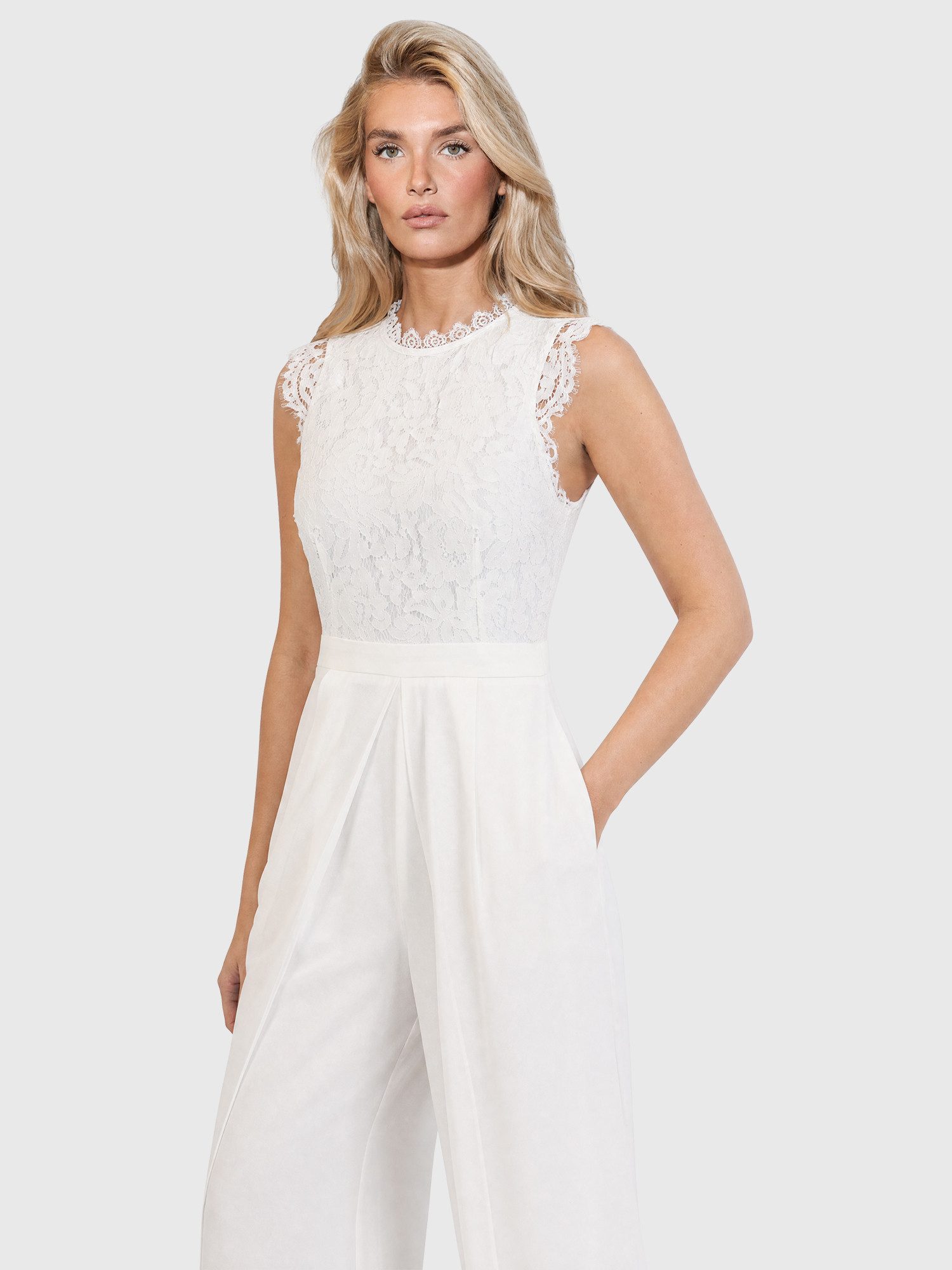 Apart Jumpsuit mit Spitzentop und weitem Bein