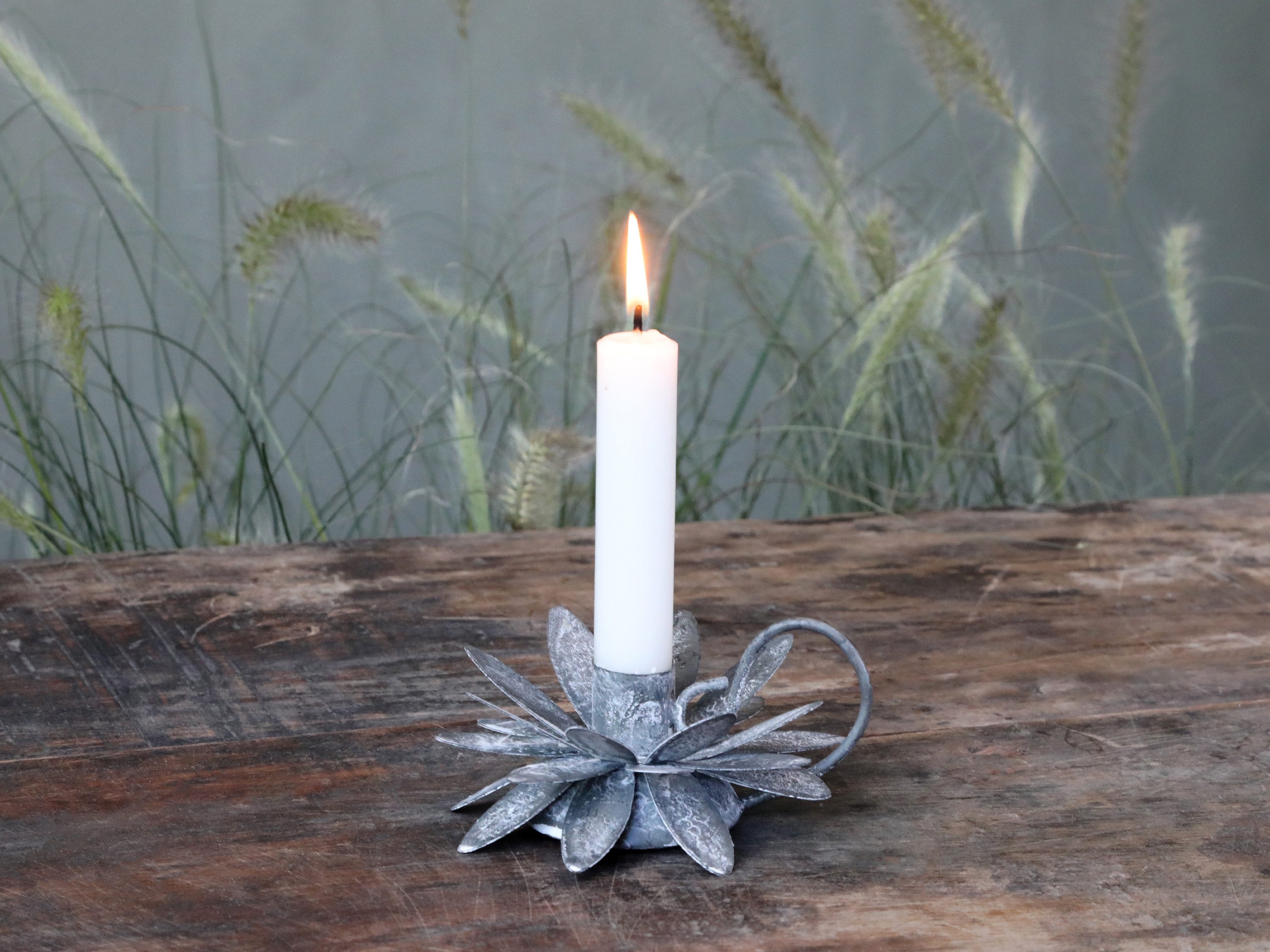 Chic Antique Kerzenständer Romantischer Kerzenhalter Metall Zink Blüten Deko Grau, Romantischer Kerzenhalter mit filigranen Blüten
