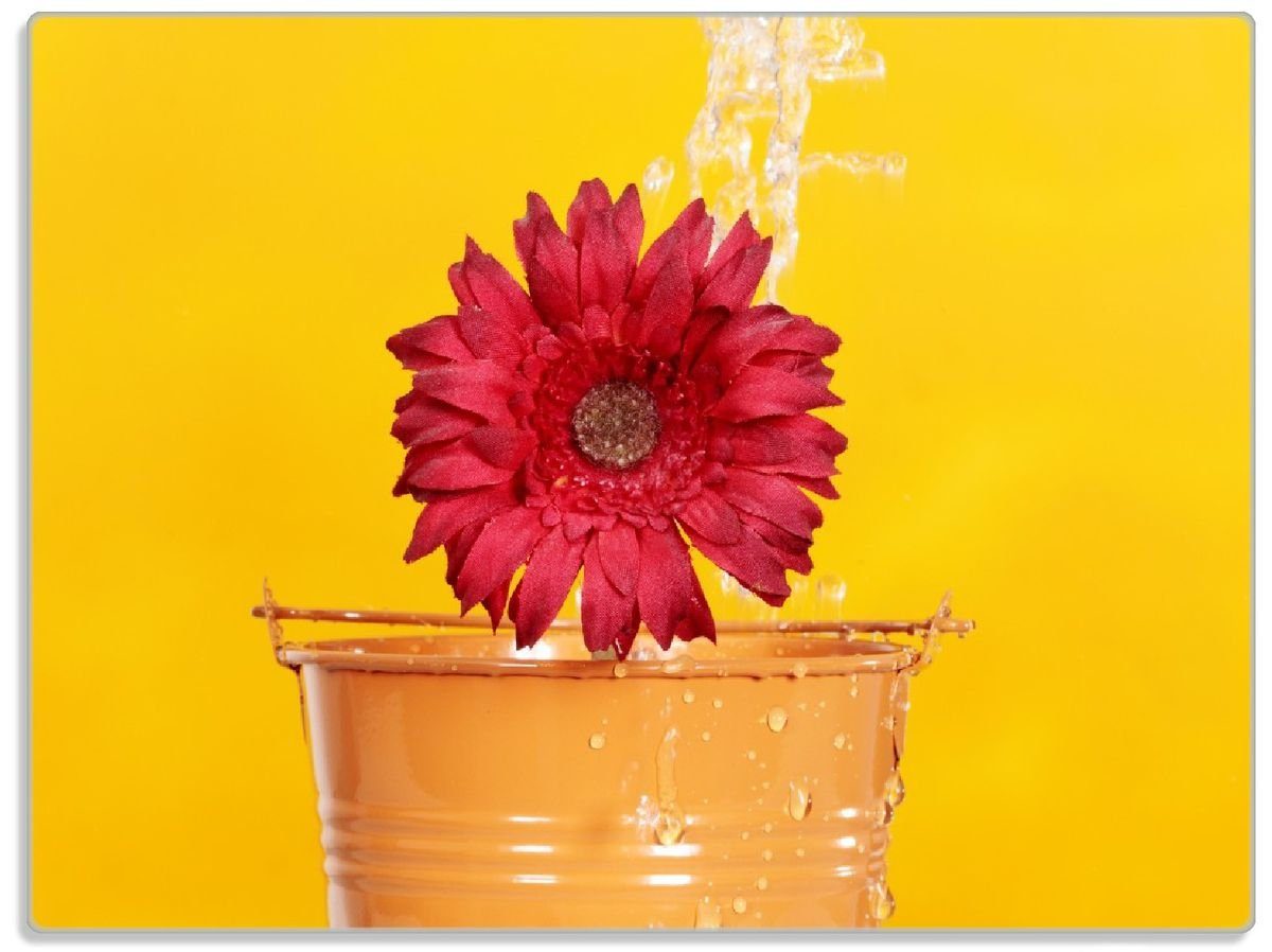 Wallario Schneidebrett Rote Blüte im Blumentopf - frisch begossen, ESG-Sicherheitsglas, (inkl. rutschfester Gummifüße 4mm, 1-St), 30x40cm