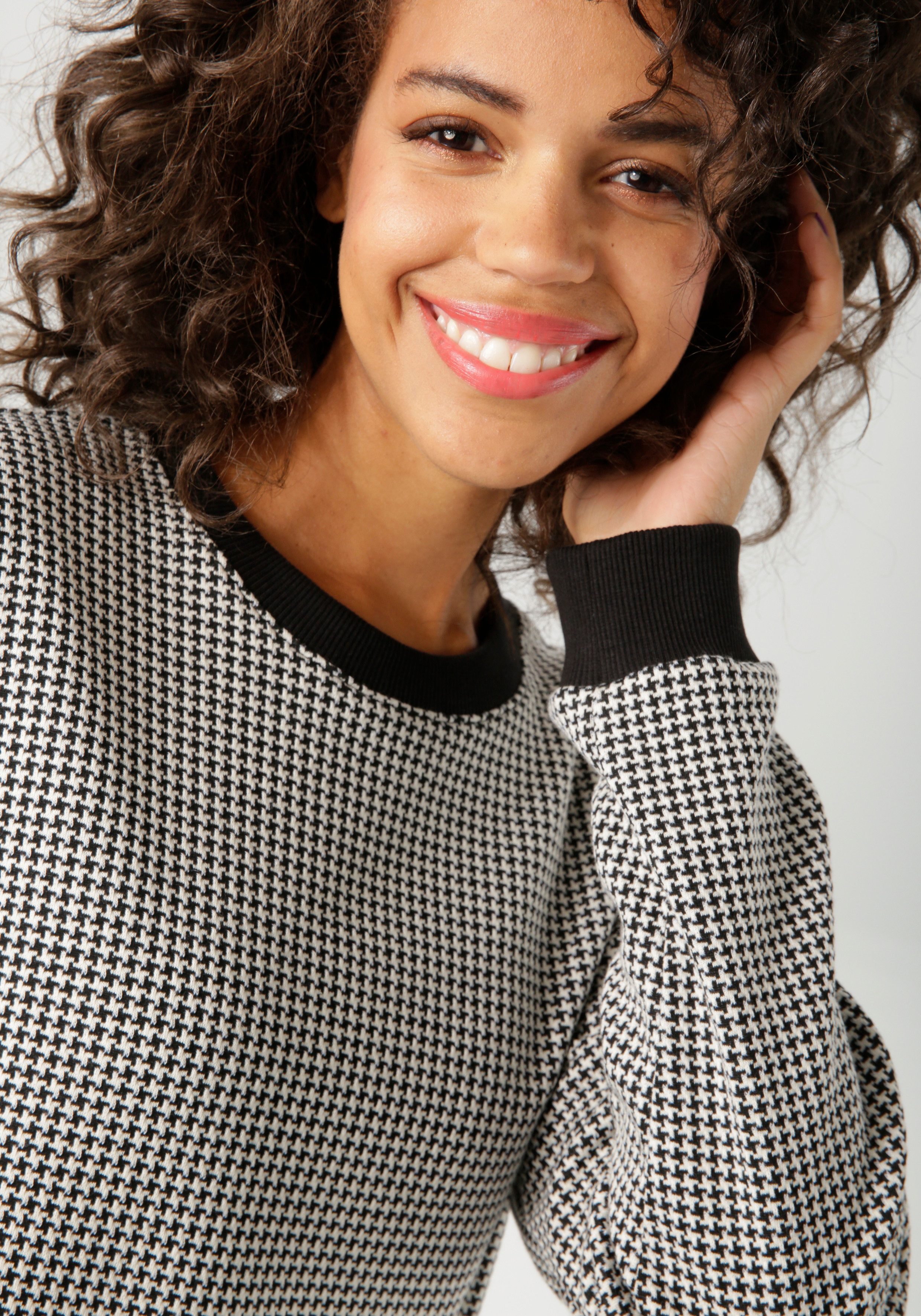 Aniston CASUAL Sweatshirt mit trendigem Hahnentritt-Muster