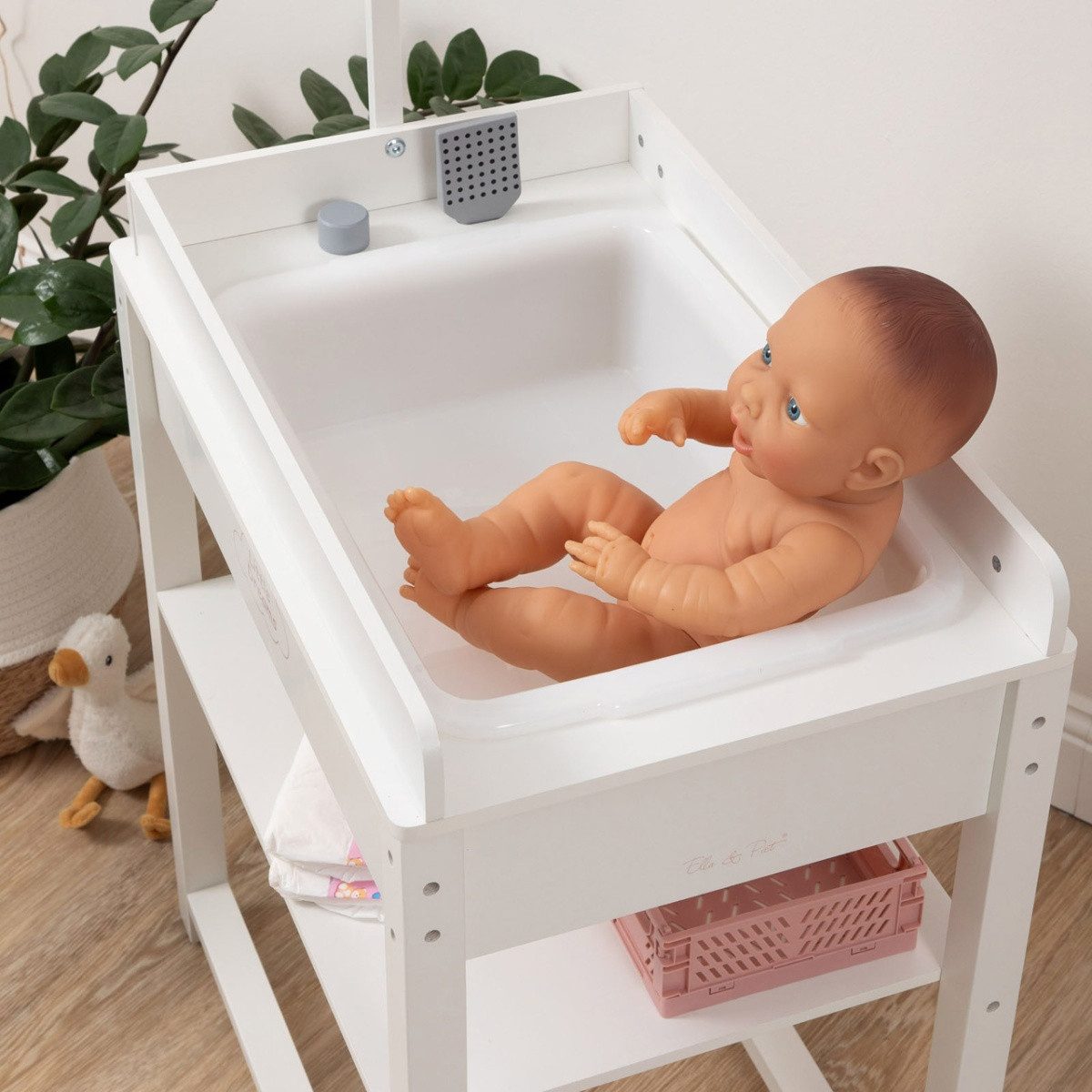 ELLA & PIET® Puppenwickeltisch SPLASHY mit Badewanne und Mobile aus Holz (Weiß-Rosa) – Bild 5 von 5