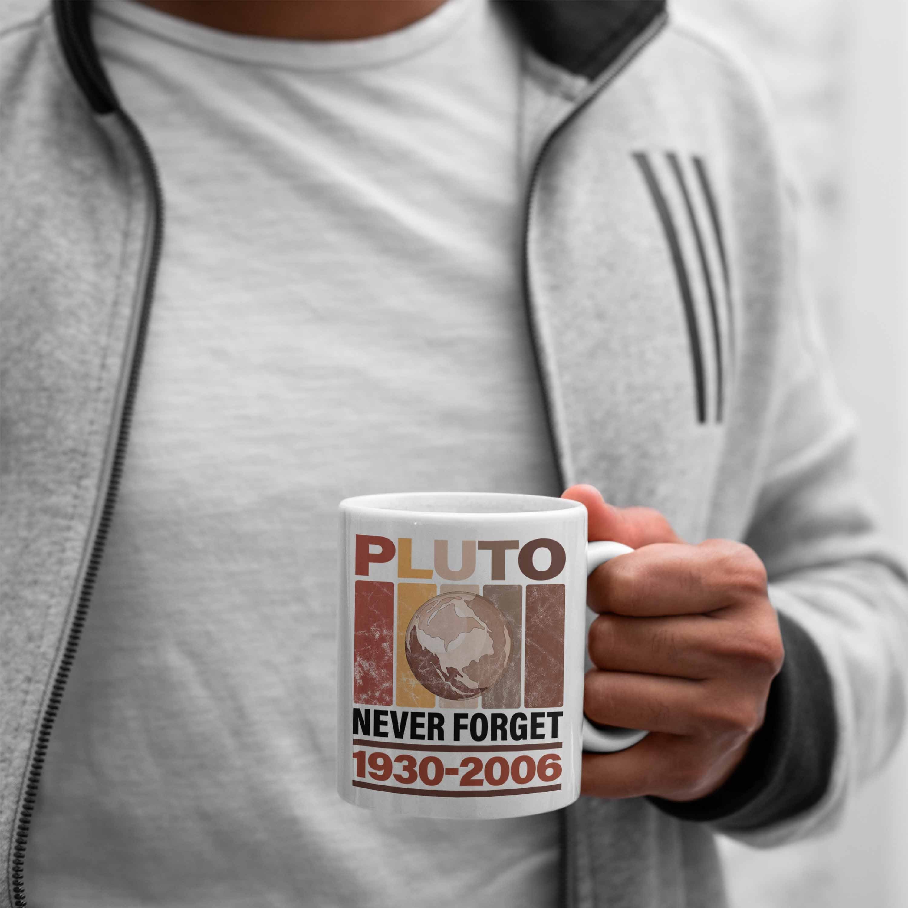 Trendation Tasse Lustige Tasse "Pluto Geschenk Forget" Never Weiss Astronomie-Fans