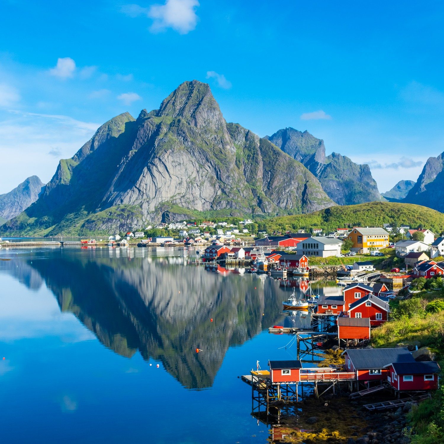 Wallario Möbelfolie Skandinavisches Bergpanorama