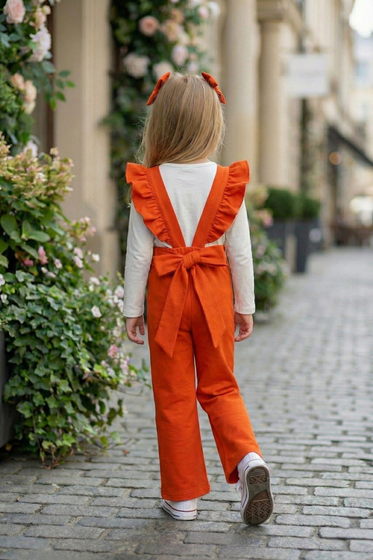 Parla Kids Overall Jumpsuit in orange mit Volantschultern und Haarspangen