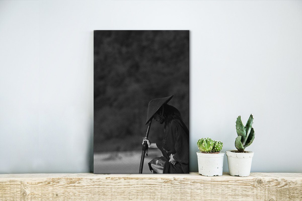 OneMillionCanvasses® Leinwandbild Schwarz-Weiß-Foto eines Zackenaufhänger, Leinwandbild in St), inkl. einer (1 20x30 fertig Samurai Waldlandschaft, bespannt cm Gemälde