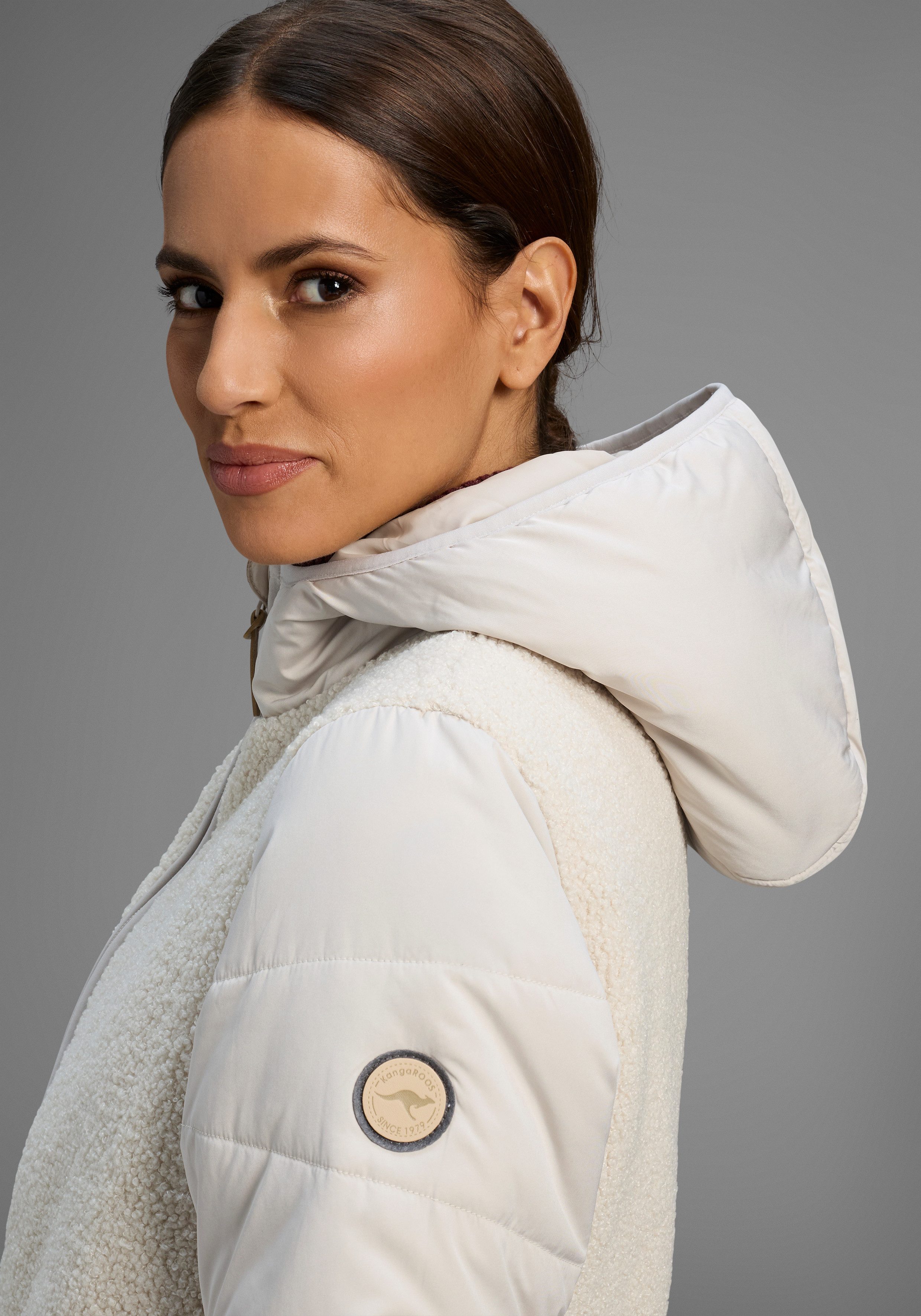 KangaROOS Hybridjacke Übergangsjacke aus Teddy-Fleece mit gesteppten Ärmeln und Kapuze. Reduzierter Preis € 116,99. Unverbindliche Preisempfehlung € 129,99, (€ 116,99 pro 1 Stk)