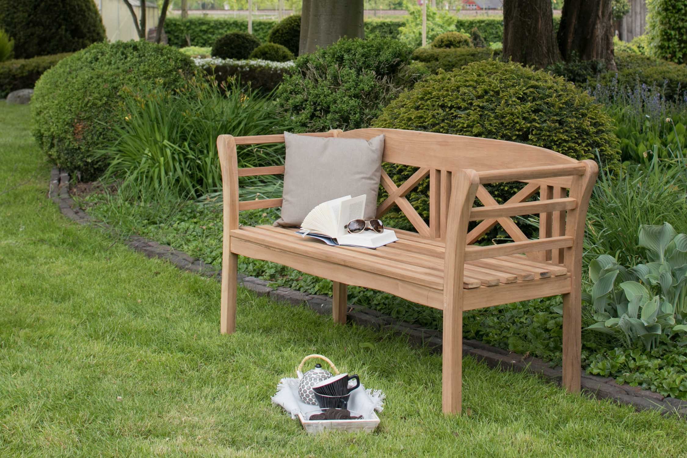 MR.DEKO Gartenbank Föhr – 2-Sitzer Bank, Teakholz, wetterfest, geformte Lehne (2-Sitzer Bank, zerlegt geliefert, ideal für Terrasse, 1-St), Massive Sitzbank Garten und Balkon, 250 kg belastbar