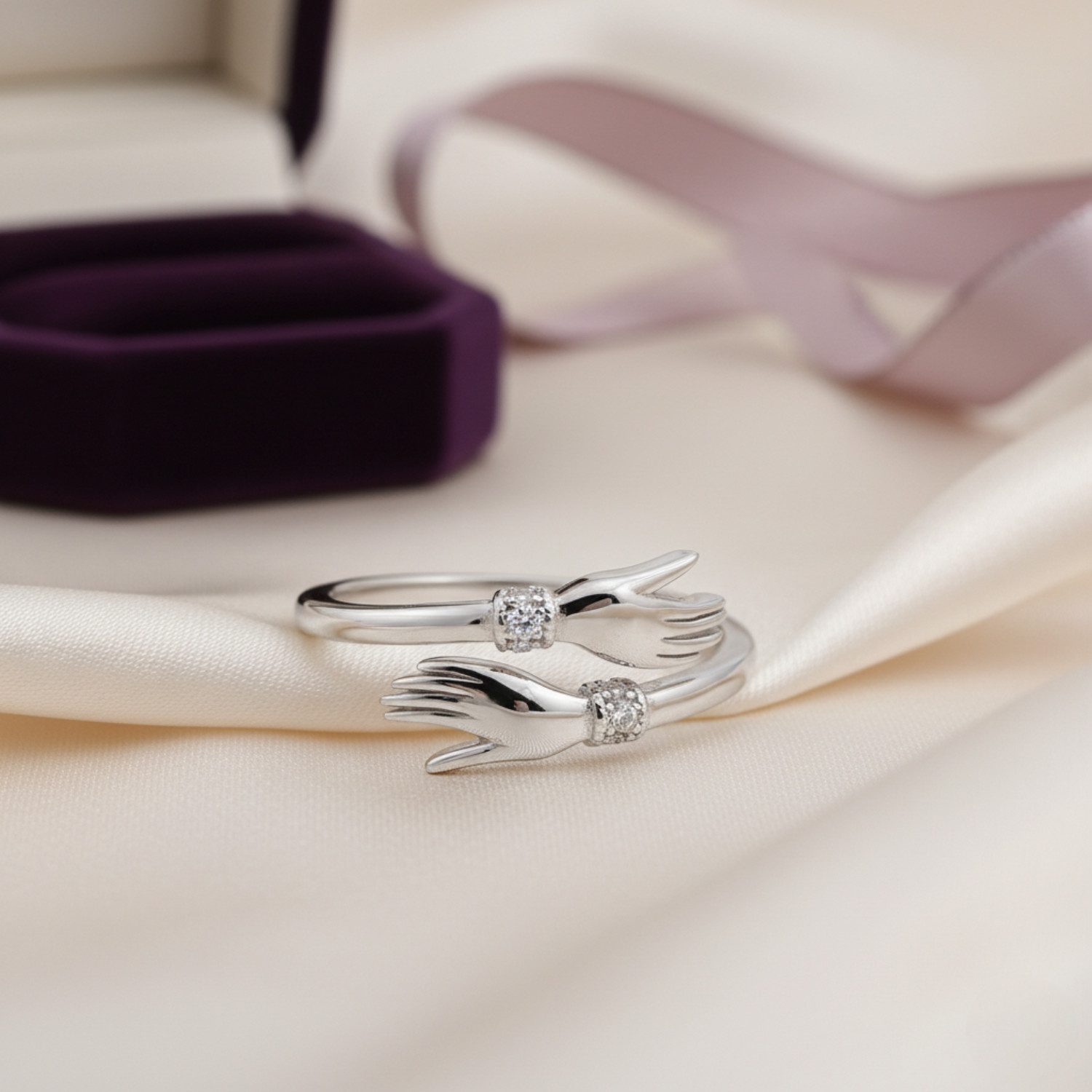 Lisandra Scott Silberring 925 Sterling Silber Umarmende Hände Umarmungsring mit Zirkonia Steinen, Symbol für Zuneigung – mit kunstvollem Umarmungsdesign & Zirkonia
