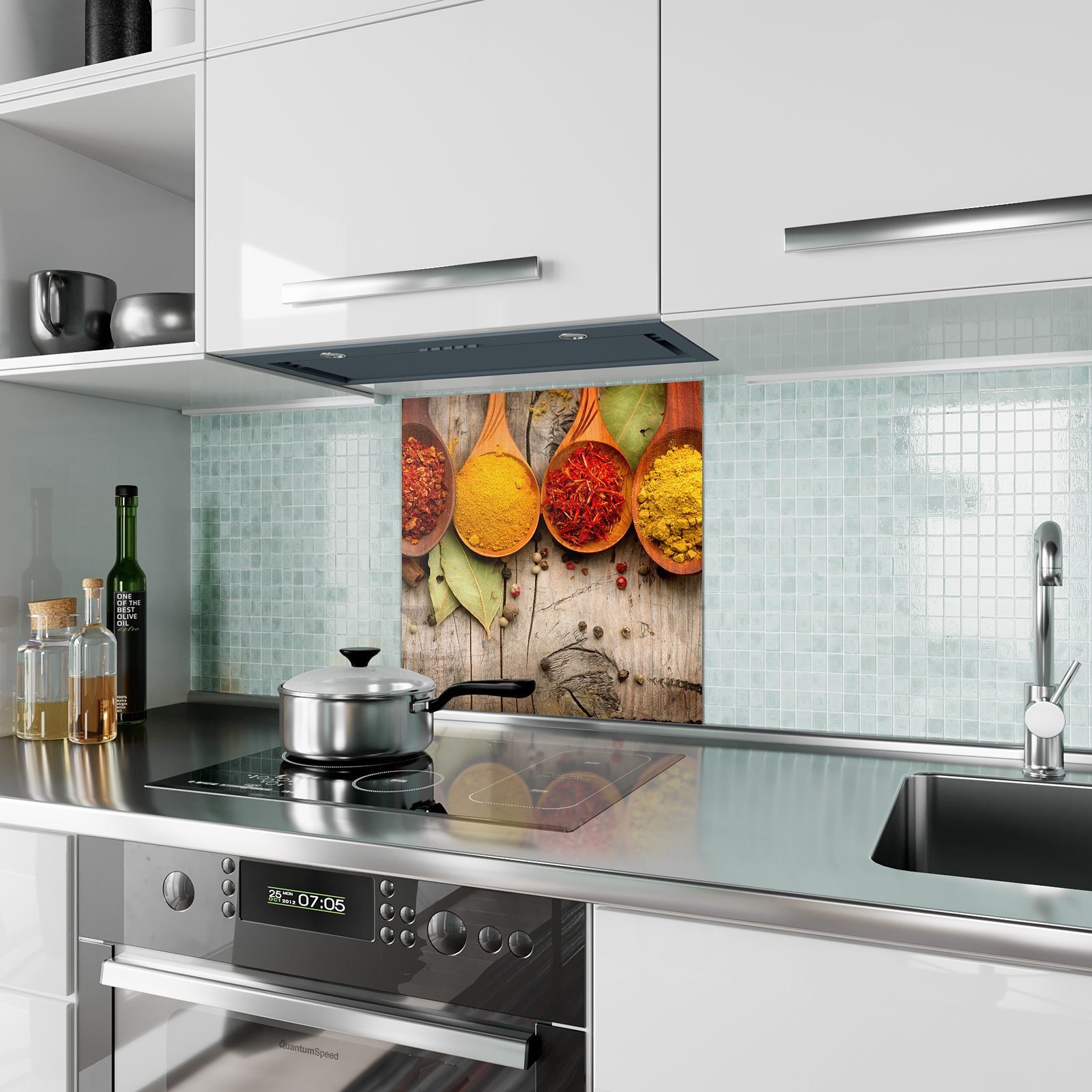 Glas mit Löffel Safran und Küchenrückwand Curry auf Motiv Primedeco Spritzschutz Küchenrückwand