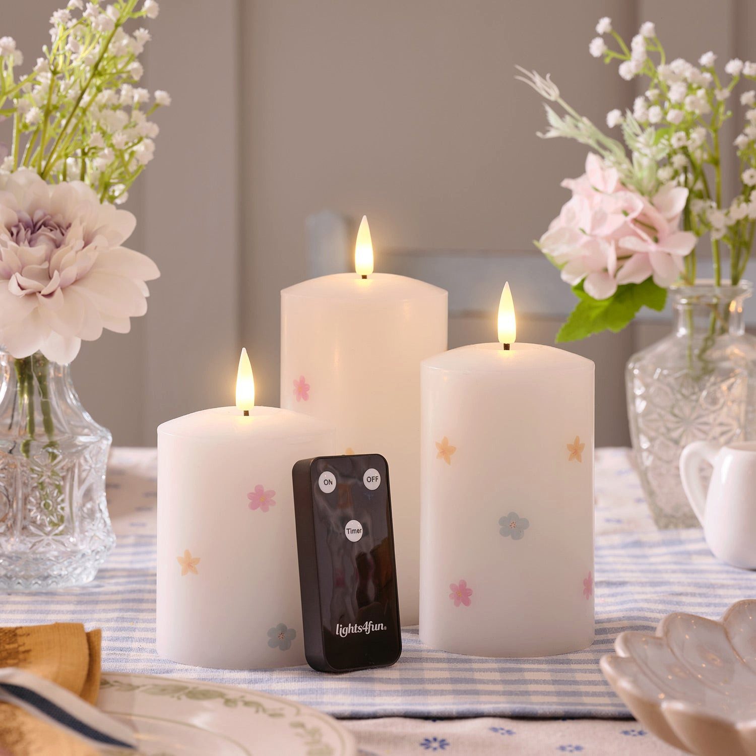 Lights4fun LED-Kerze 3er Set TruGlow® LED-Kerzen mit Blumen & Fernbedienung – Bild 3 von 5