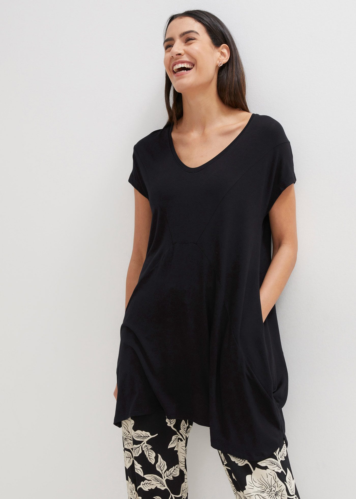 bonprix Longshirt A-Linie Passform, mit Eingrifftaschen, tiefer Rundhalsausschnitt