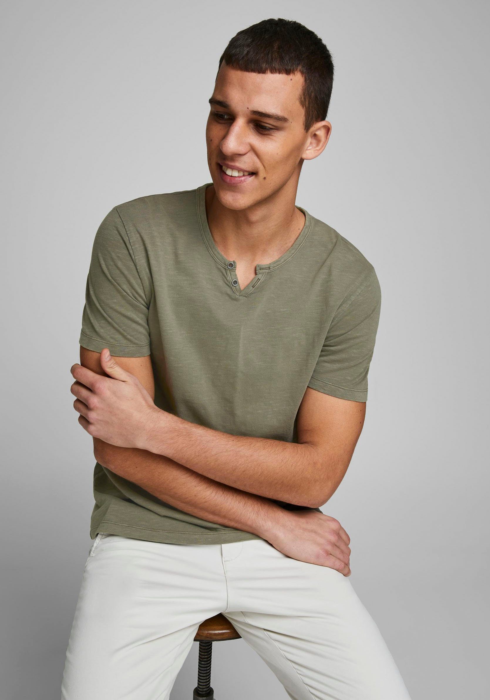 Jack & Jones T-Shirt SPLIT NECK TEE. Reduzierter Preis € 11,99. Unverbindliche Preisempfehlung € 19,99