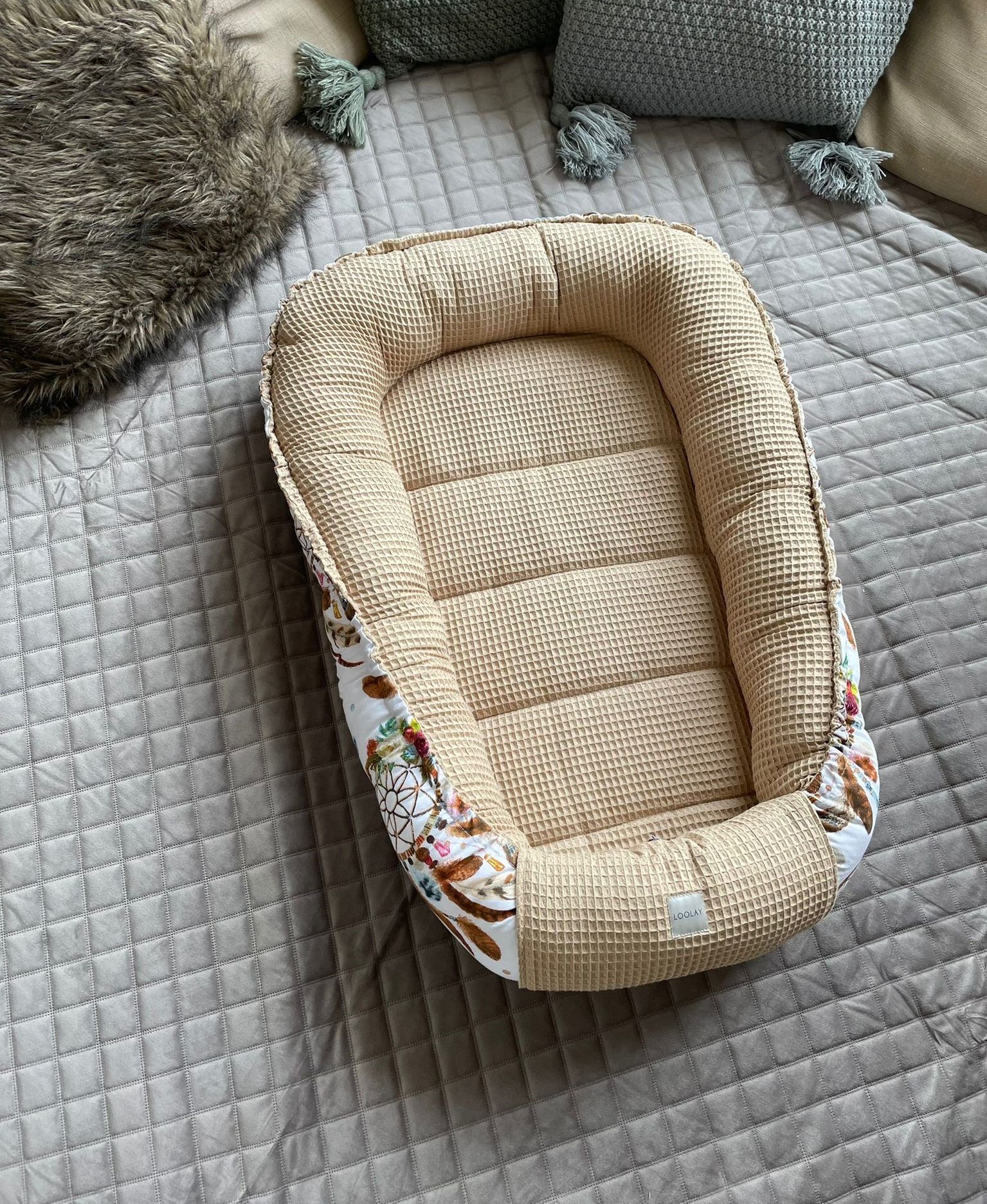 BOHO/Waffelpique + Babyaustattung 4 und WAFFELSTOFF), Jahreszeiten SOLO/ SETS, Europäische Kleinserien 1A Babynest MATRATZE - 3. 100% Loolay TAUPE Nestchen (Reisebett 2-tlg., Nähen, ATMUNGSAKTIVER Geschenk Stoffe Qualitat Traumfänger in (Ersatzboden) Bettnestchen Nestchen Neugeborene, o. LOOLAY®