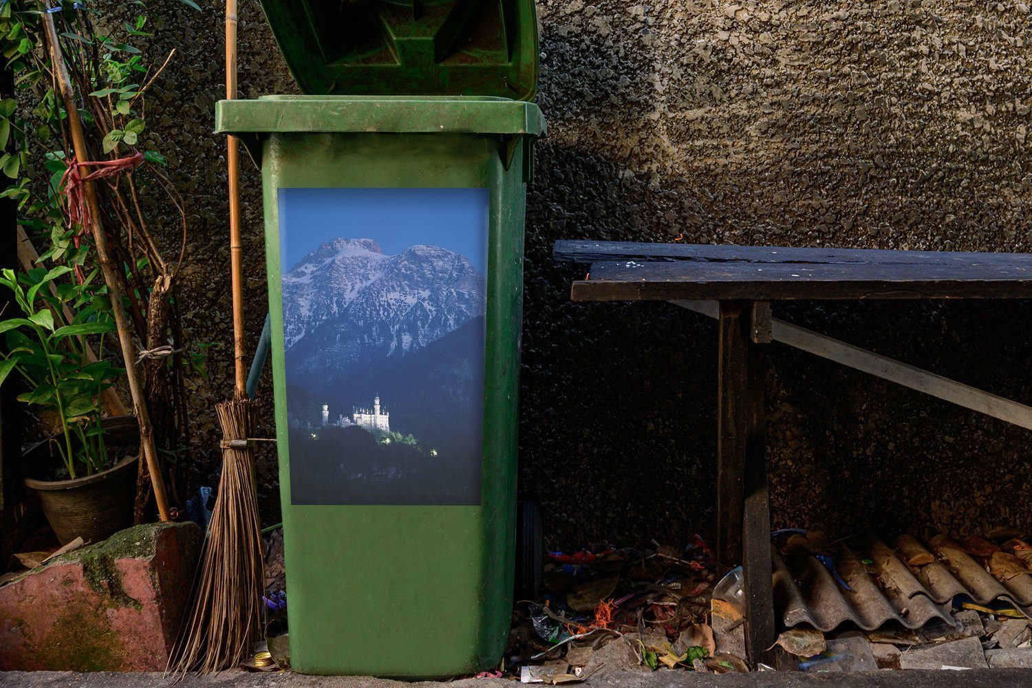 Mülleimer-aufkleber, in Mülltonne, Wandsticker Neuschwanstein mit Container, Deutschland St), (1 Abfalbehälter Schloss MuchoWow Sticker, verschneiten Gipfeln