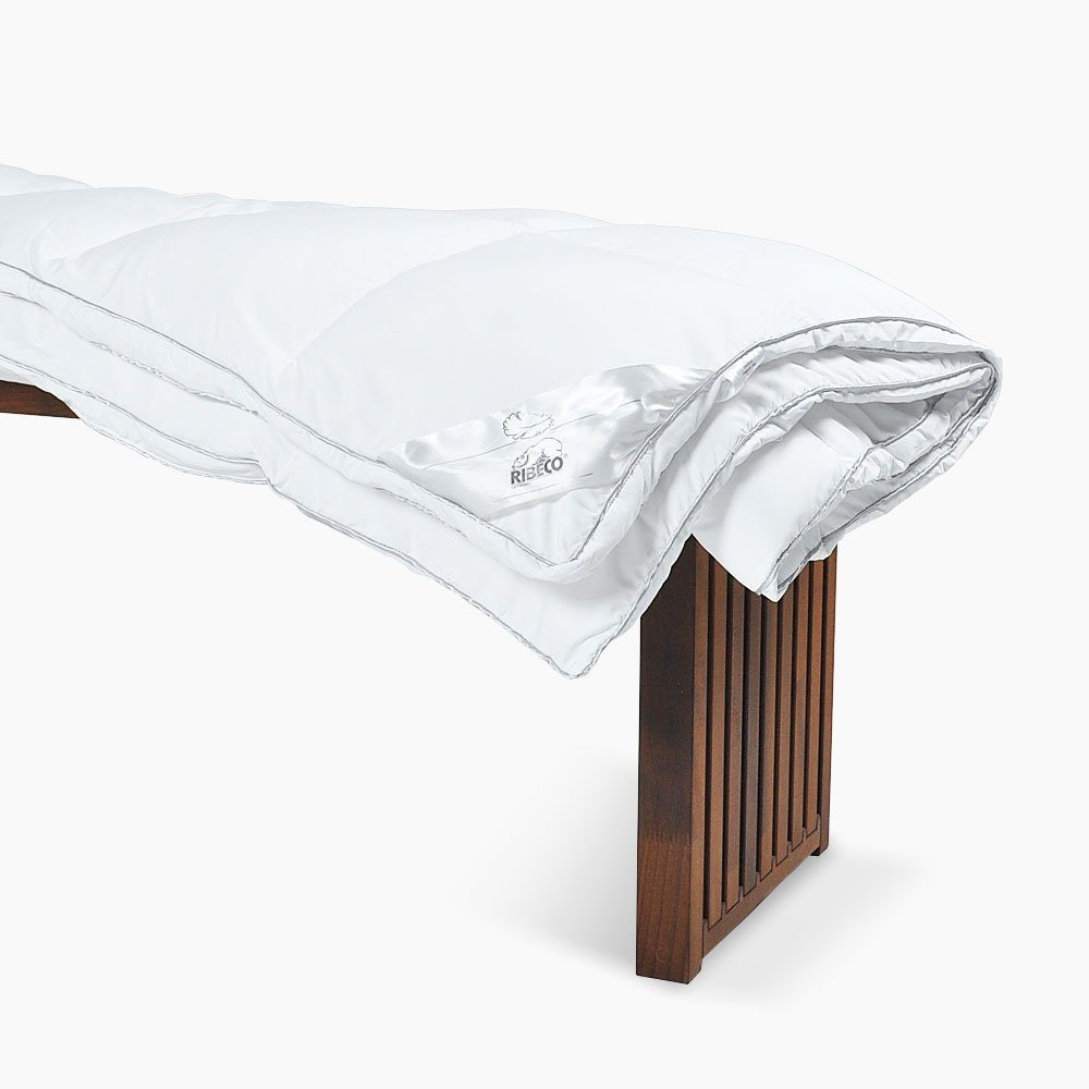 4-Jahreszeitenbett, RIBECO 4-Jahreszeiten-Bettdecke Isabel, RIBECO,  Füllung: 100% Polyester, Bezug: 100% Polyester, Druckknöpfe für ein  leichtes Trennen und Zusammenfügen beider Decken