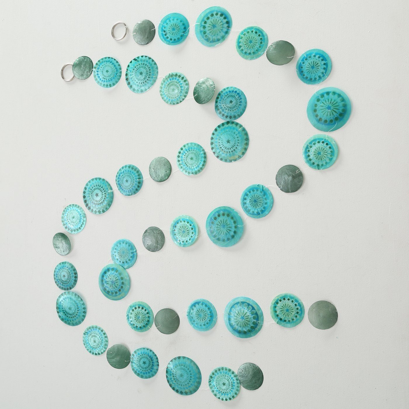 BOLTZE Hängedekoration Muscheldeko Girlande aus Perlmutt in Grün (1 St), Capiz-Muschel Kette