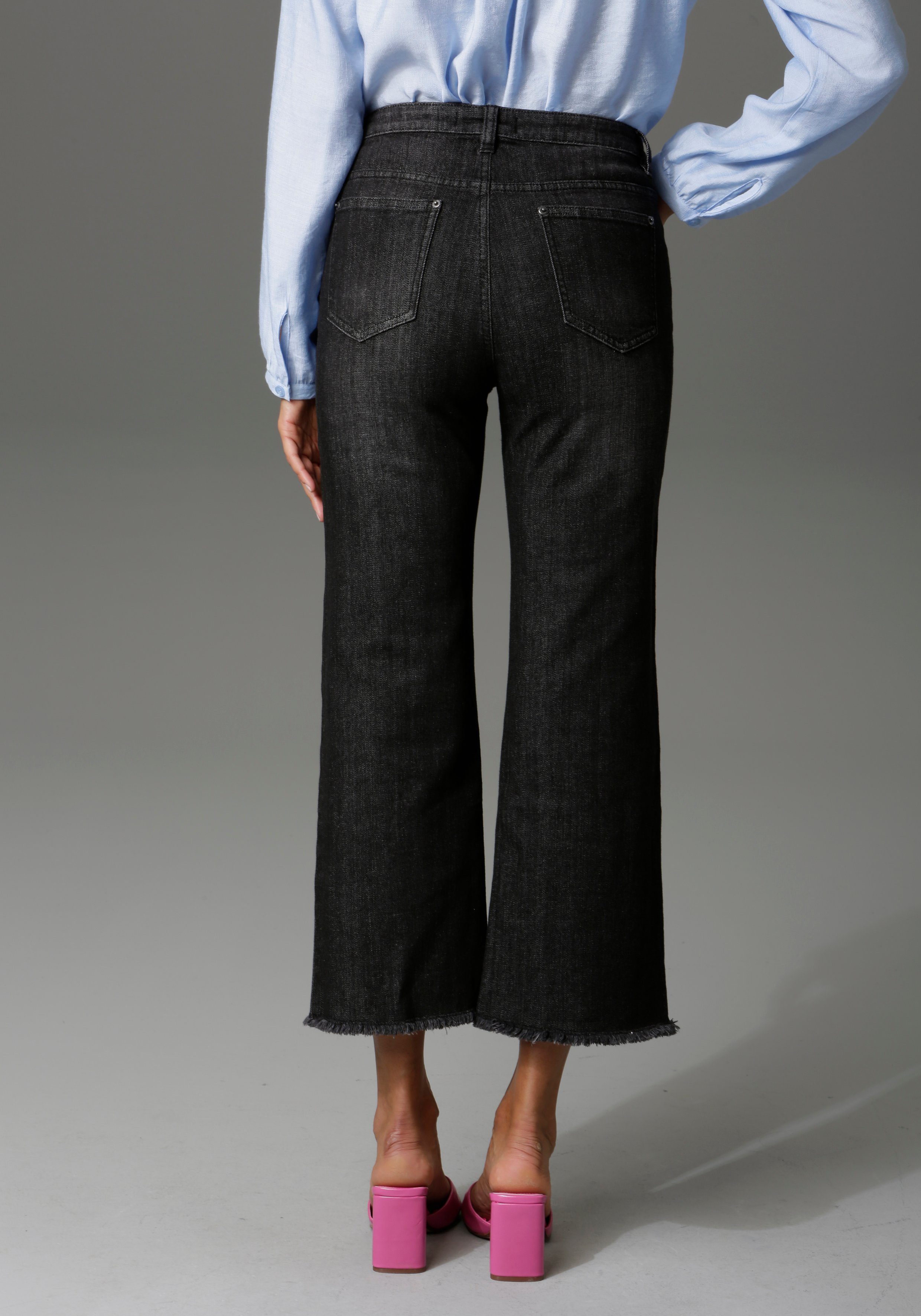 mit CASUAL Aniston leicht ausgefranstem black 7/8-Jeans Beinabschluss