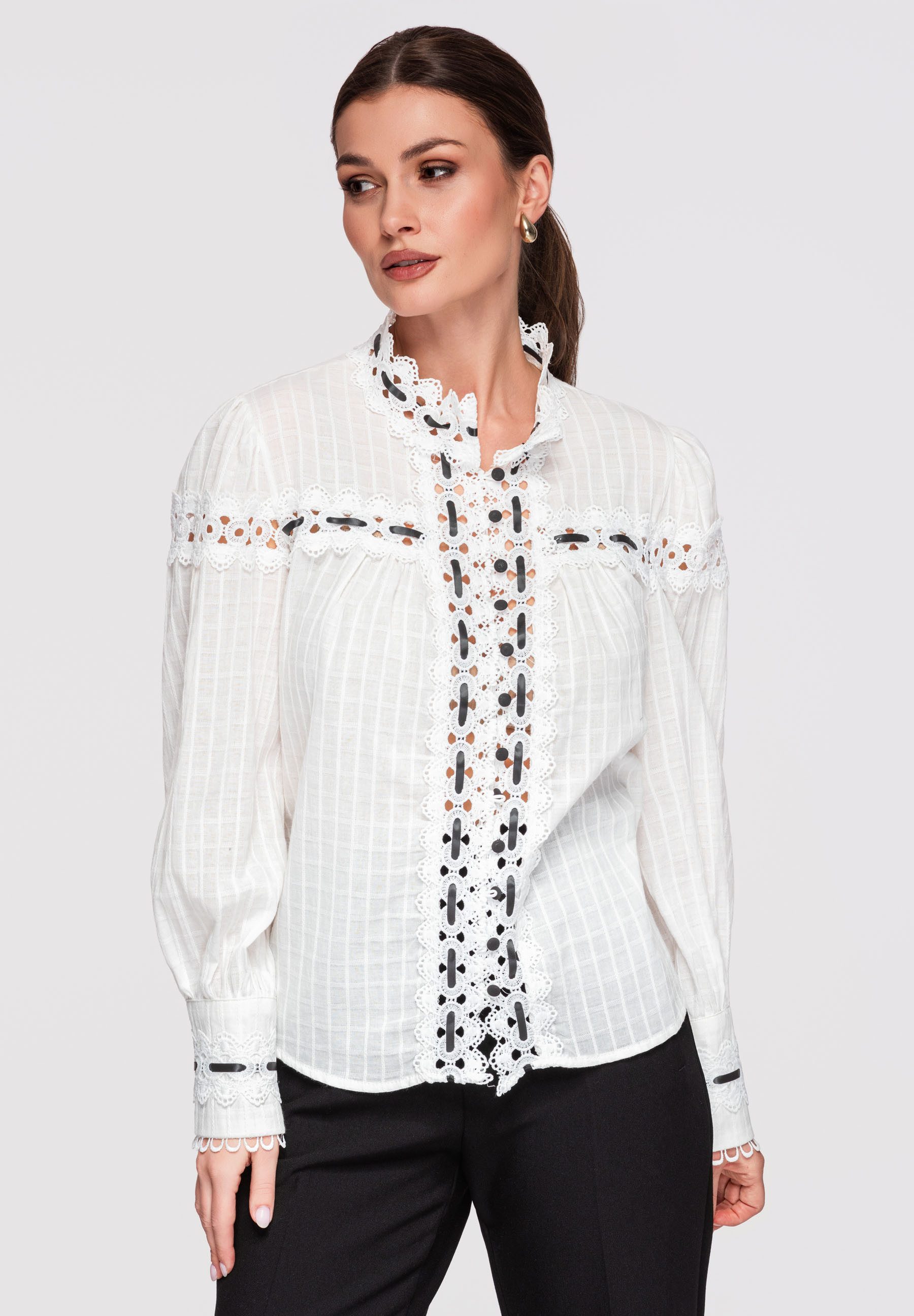 OMBRE Hemdbluse Damen Bluse mit Spitze im Vintage-Stil Weiß S/M (kein Set, 1-tlg) Ażurowe wstawki, dekoracyjna taśma przewleczona przez koronkę