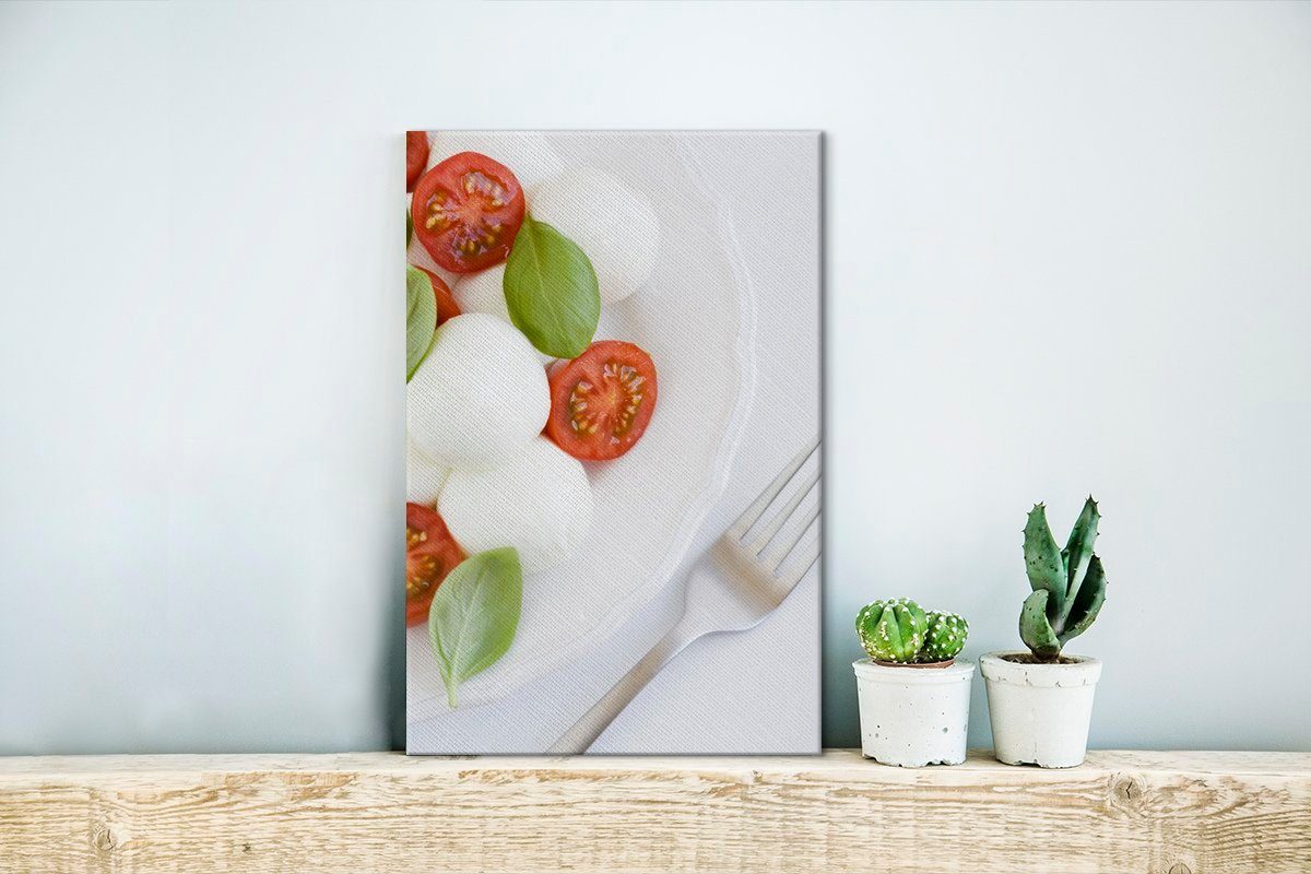 OneMillionCanvasses® Leinwandbild Mozzarella mit Tomate Basilikum Zackenaufhänger, fertig Teller, cm (1 Gemälde, 20x30 einem Leinwandbild und bespannt inkl. auf St)
