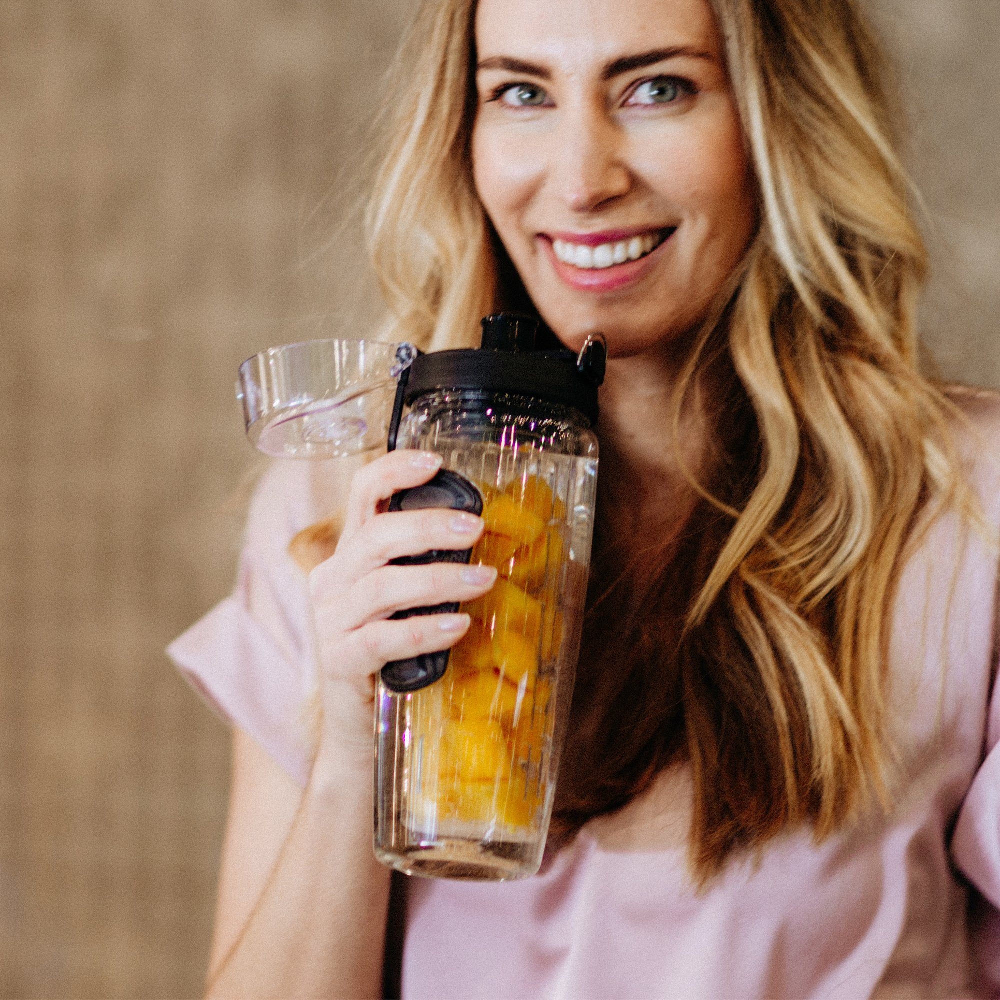 LA VAGUE Trinkflasche VITALITY Trinkflasche mit Einsatz, Trinkflasche mit Früchtesieb für perfekt aromatisierte Getränke