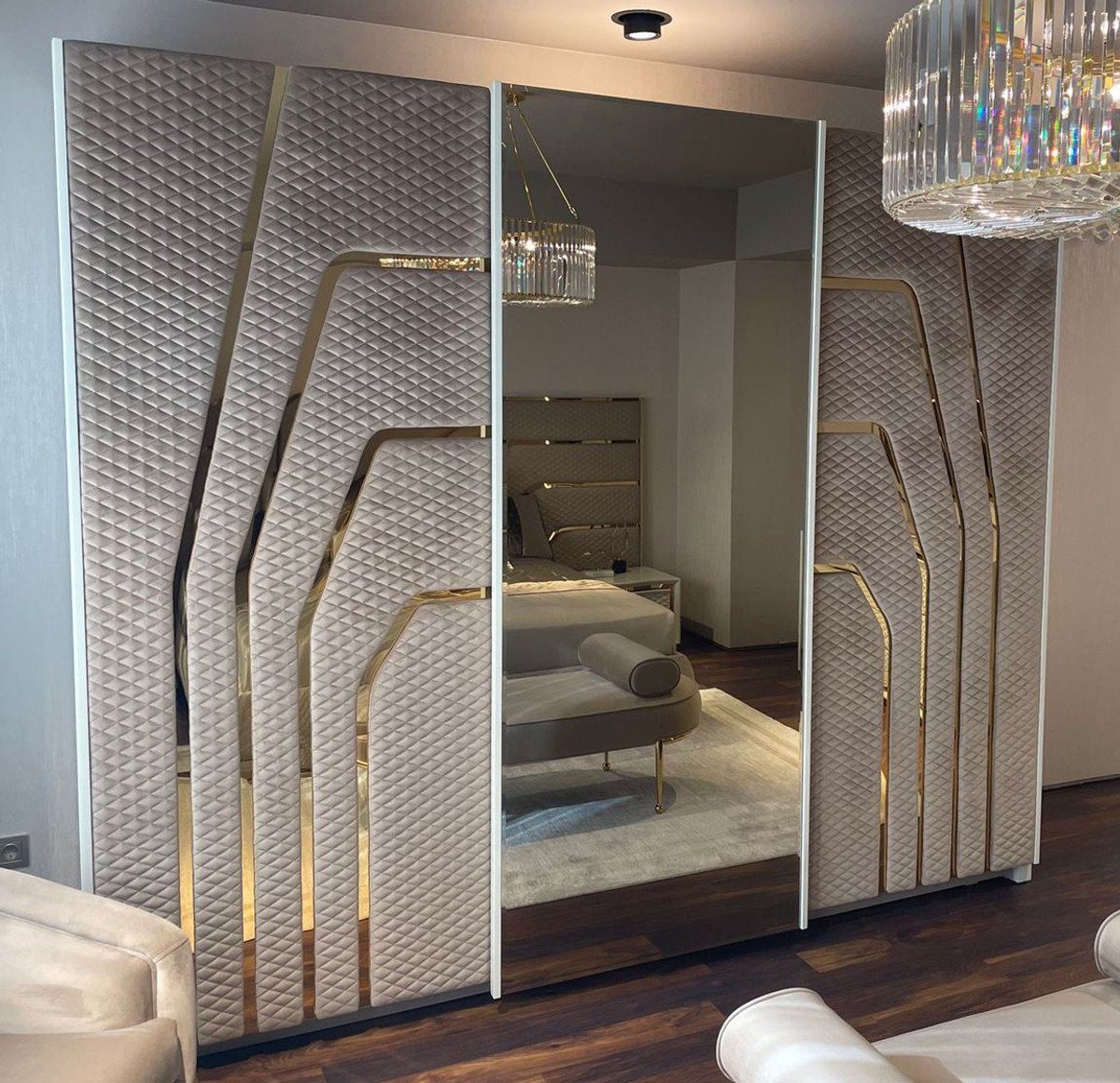 Casa Padrino Kleiderschrank Luxus Art - - Verspiegelter Kollektion Art 230 3 Deco Hotel H. mit x Schlafzimmer Gold / 270 Möbel Grau Deco Schlafzimmerschrank - Kleiderschrank cm Schiebetüren Luxus &