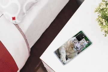 MuchoWow Handyhülle Weißer Tiger - Baumstamm - Wald, Phone Case, Handyhülle Samsung Galaxy S10 Lite, Silikon, Schutzhülle