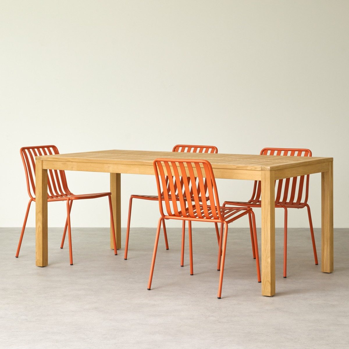 Tikamoon Garten-Essgruppe Teo - Gartenmöbel Set aus massivem Teak und orangefarbenem Metall 4 St, (1-tlg)