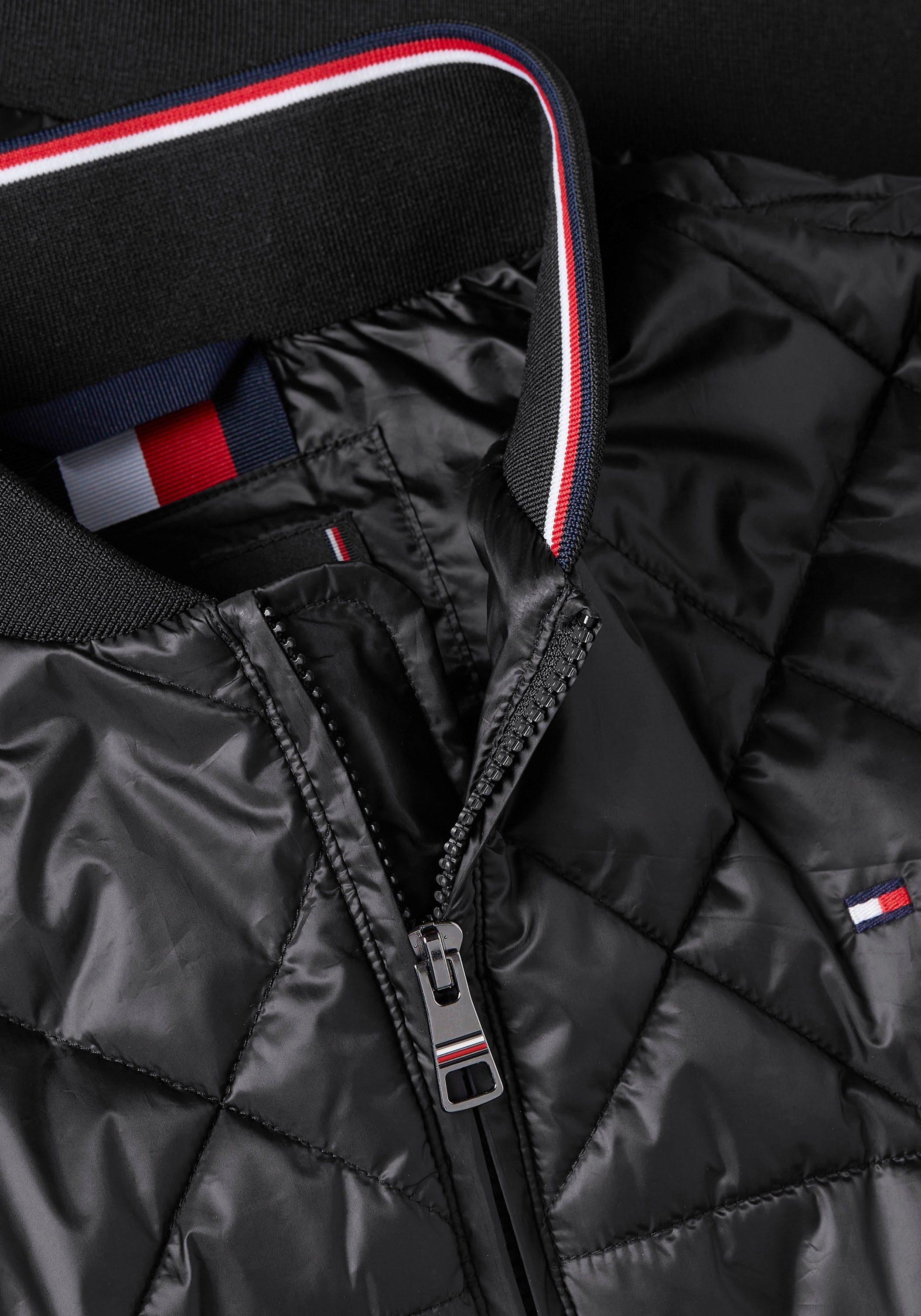 dezenten Farbeinsätzen Labelfarben PACKABLE mit Black BOMBER Hilfiger Bomberjacke in RECYCLED Tommy