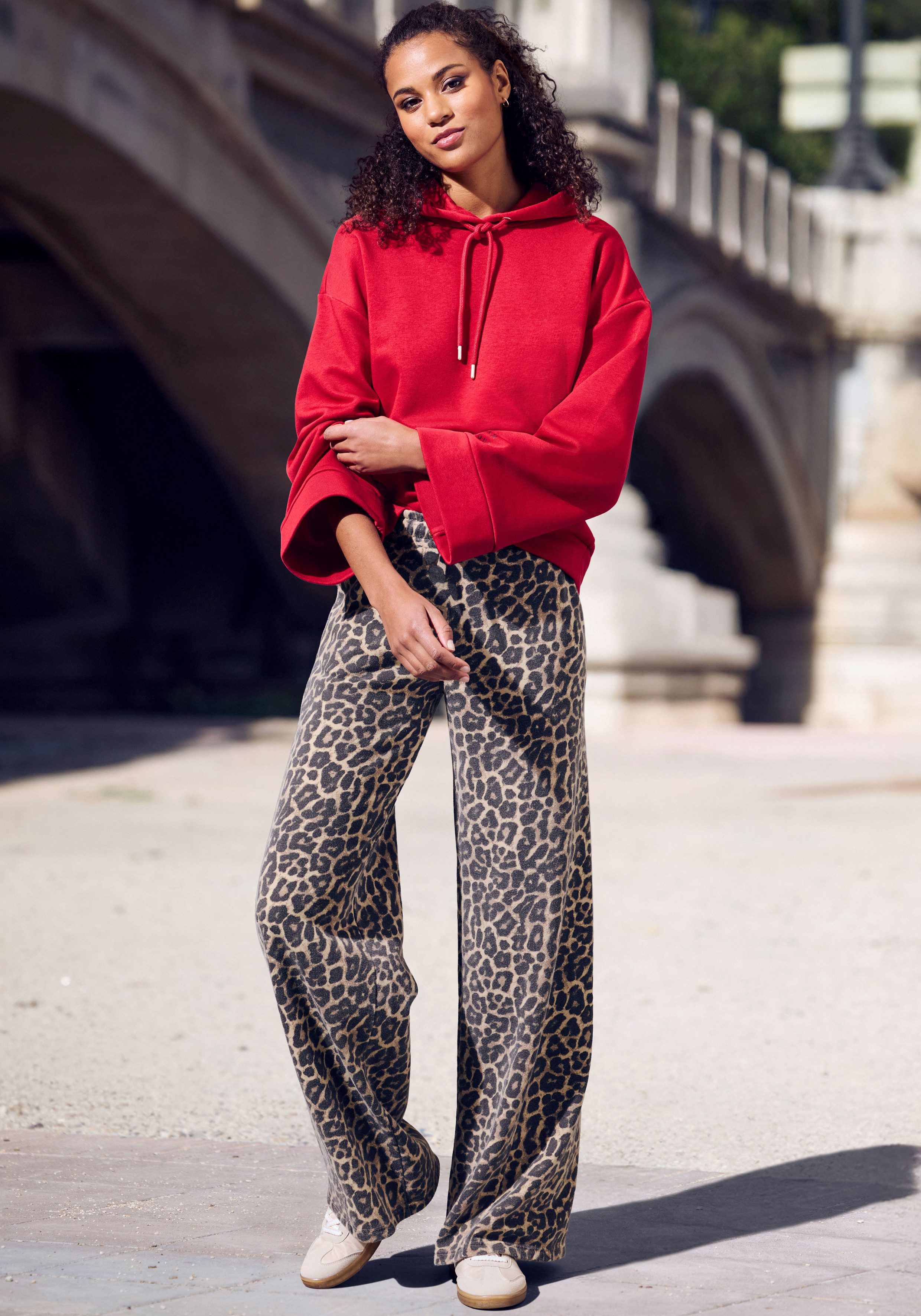 Buffalo Sweathose - Relaxhose in Leo-Optik Weites Bein mit bequemen Bündchen, Home- und Loungewear – Bild 3 von 5