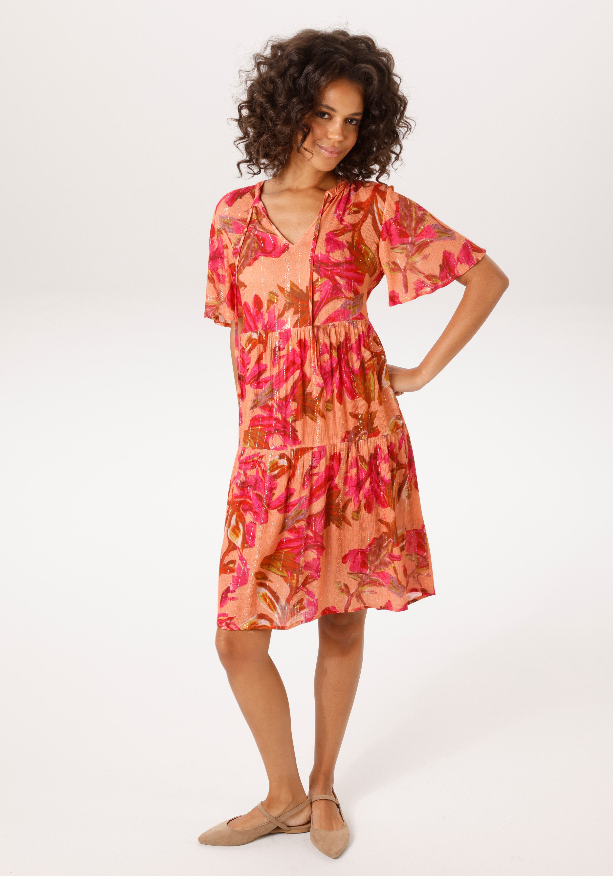 Aniston CASUAL Sommerkleid mit fantasievollen Blumendruck und Glitzerfäden günstig online kaufen