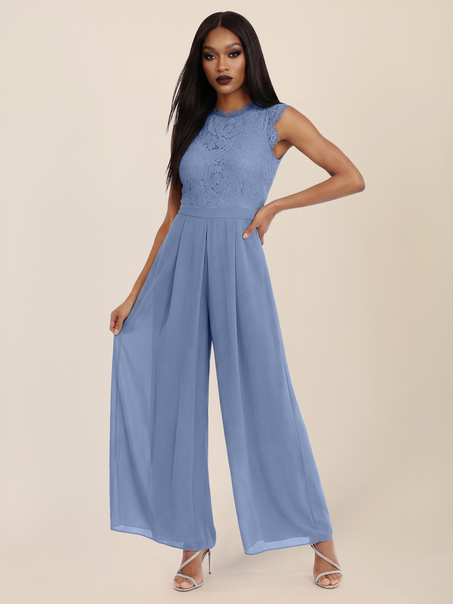 Apart Jumpsuit mit Spitzentop und weitem Bein