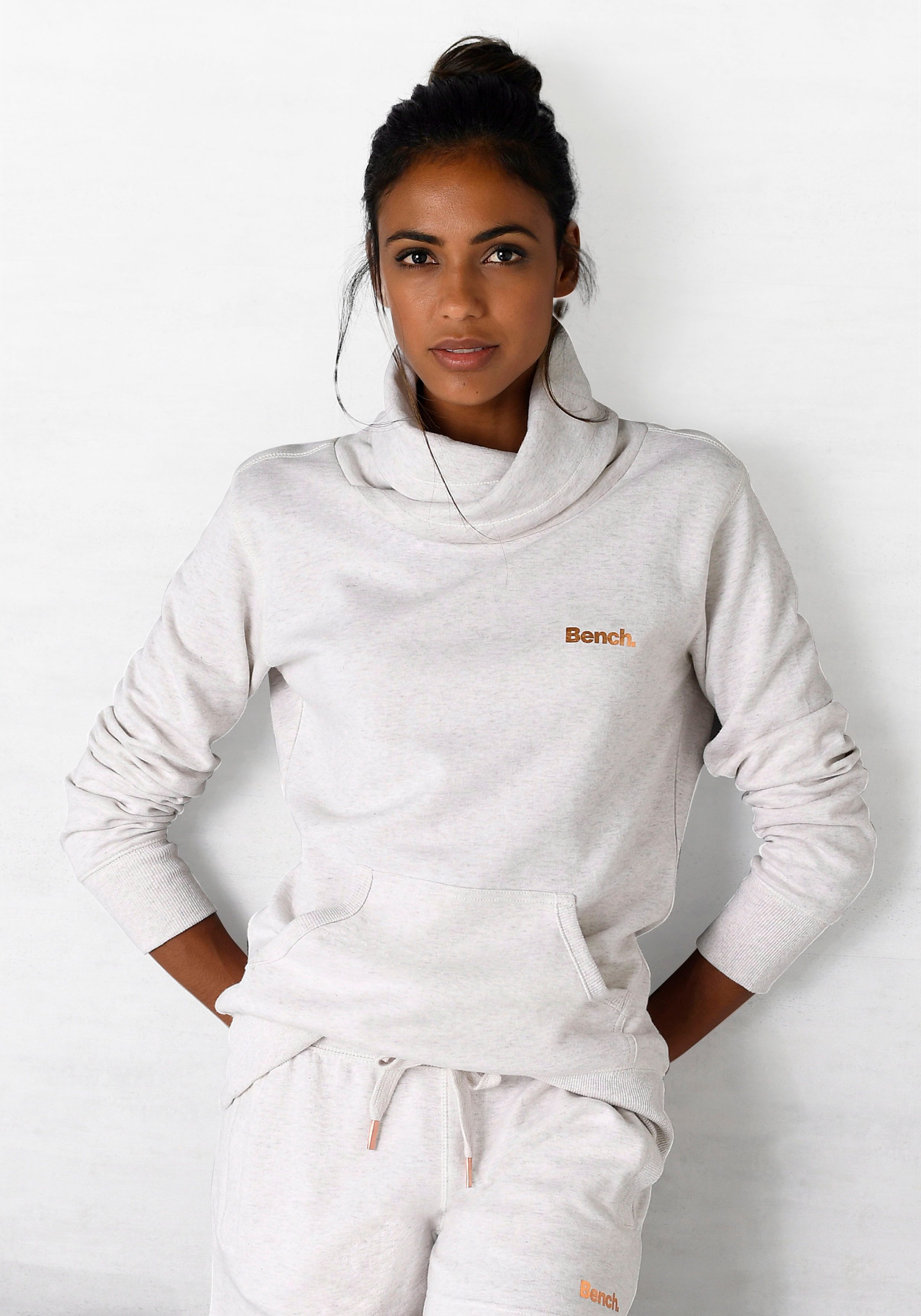 Bench. Loungewear Longsweatshirt mit Stehkragen in Layeroptik und Kängurutasche, Loungewear