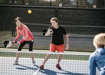 L.A. Sports Tennisnetz Pickle-Ball mobiles Spiele-Netz mit Zubehör (Komplett-Set, 1-St., Netzgarnitur 320 cm - 4 x Schläger - je 2 Indoor und Outdoor-Bälle mit Tragetasche), faltbares Tennisnetz- für jedes Alter Kinder & Erwachsene