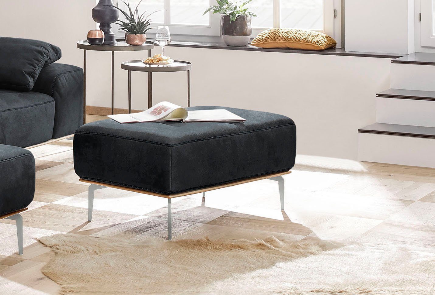 W.SCHILLIG Polsterhocker run, mit elegantem Holzsockel, Füße in Chrom glänzend, Breite 75 cm